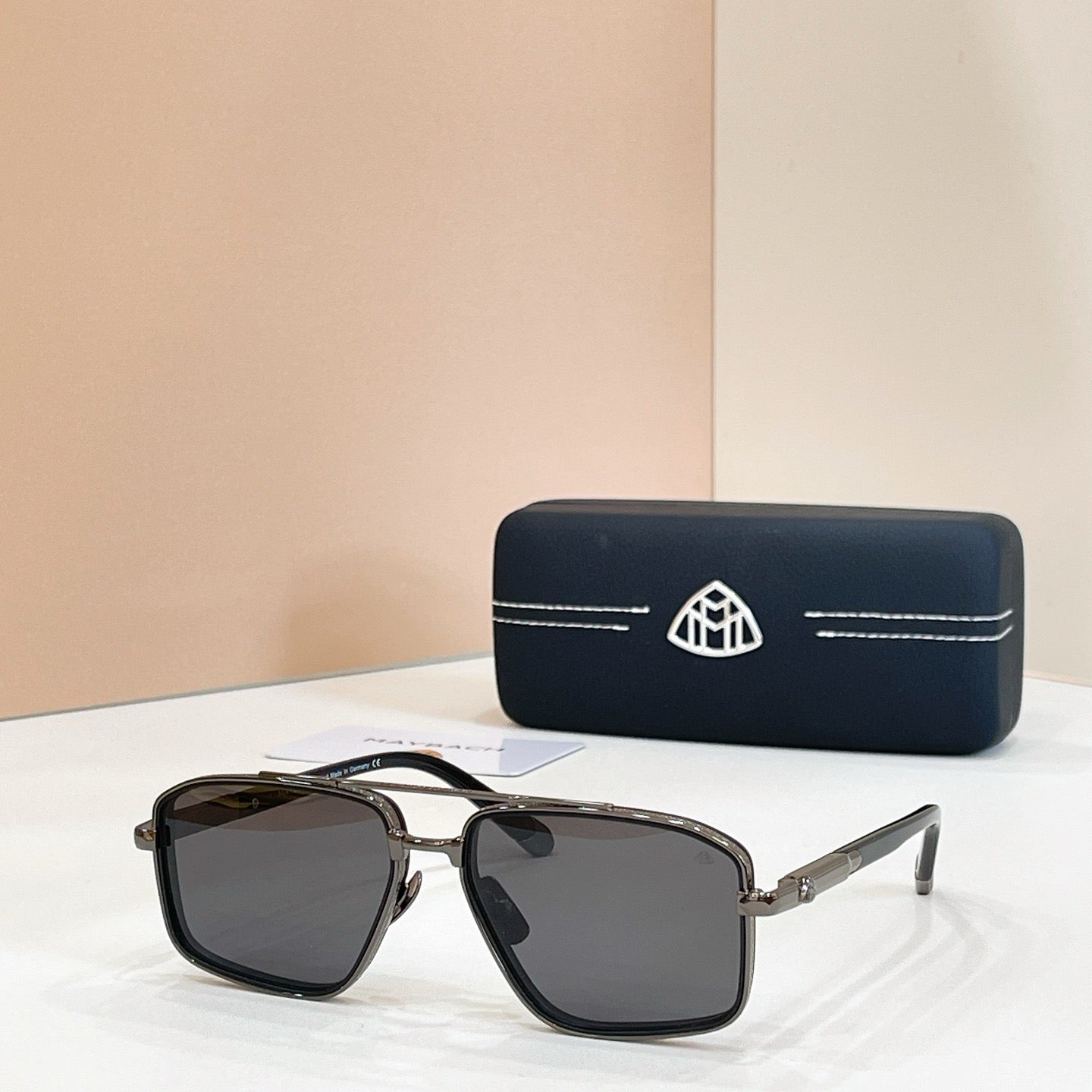 Mehrfarbige Sonnenbrille