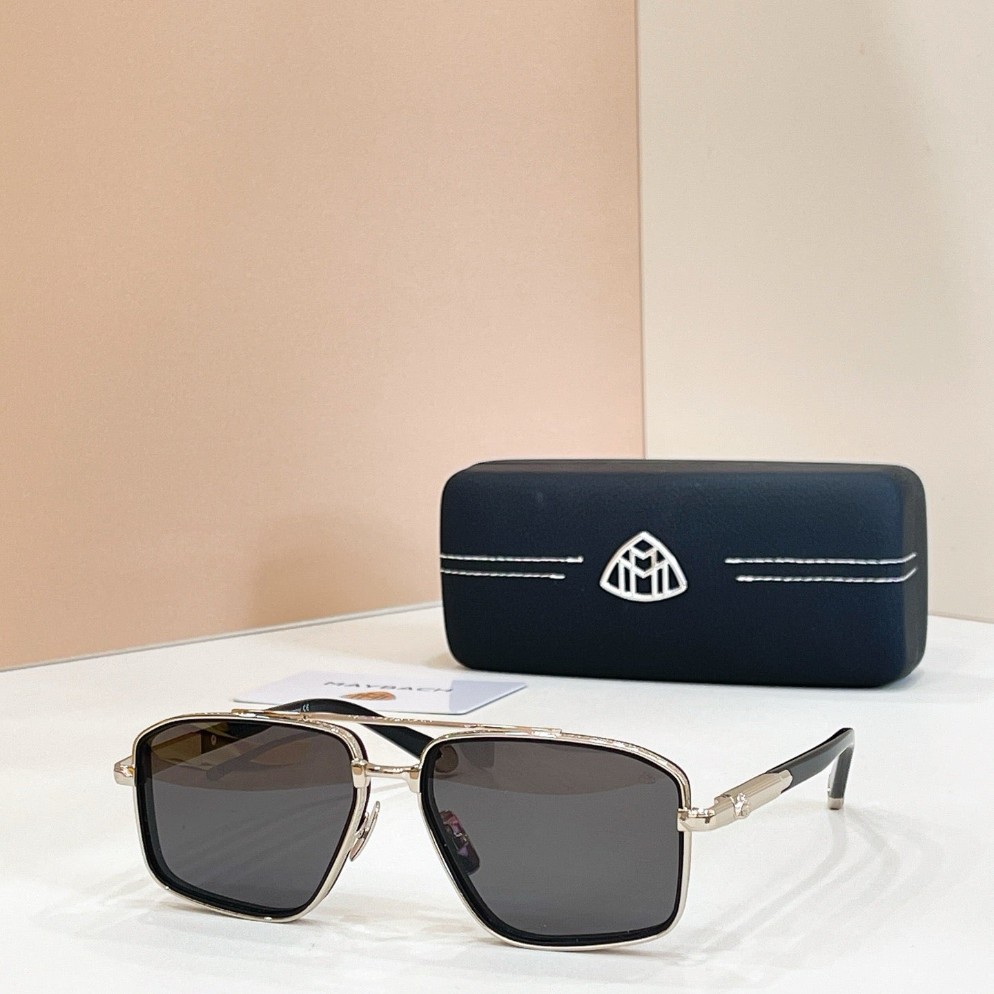 Mehrfarbige Sonnenbrille