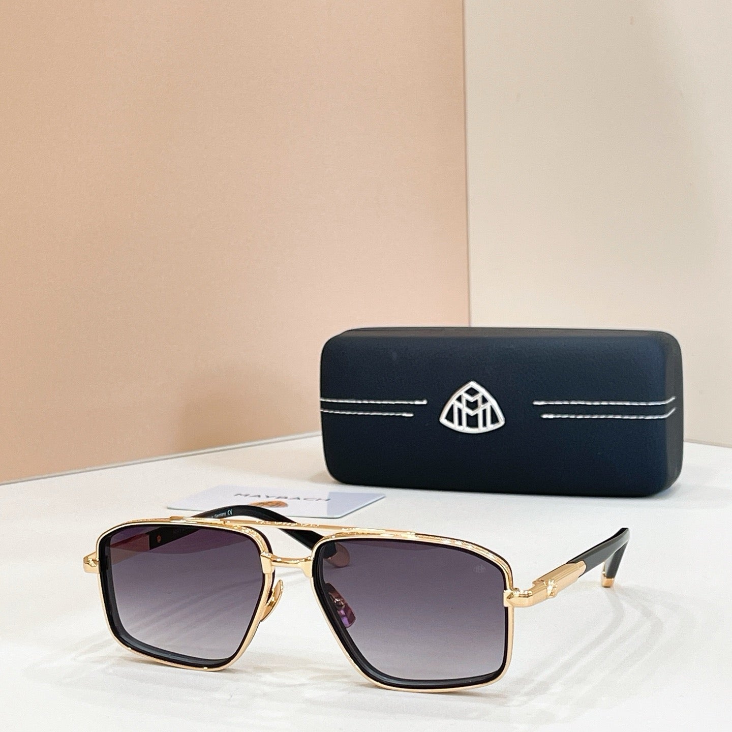 Mehrfarbige Sonnenbrille
