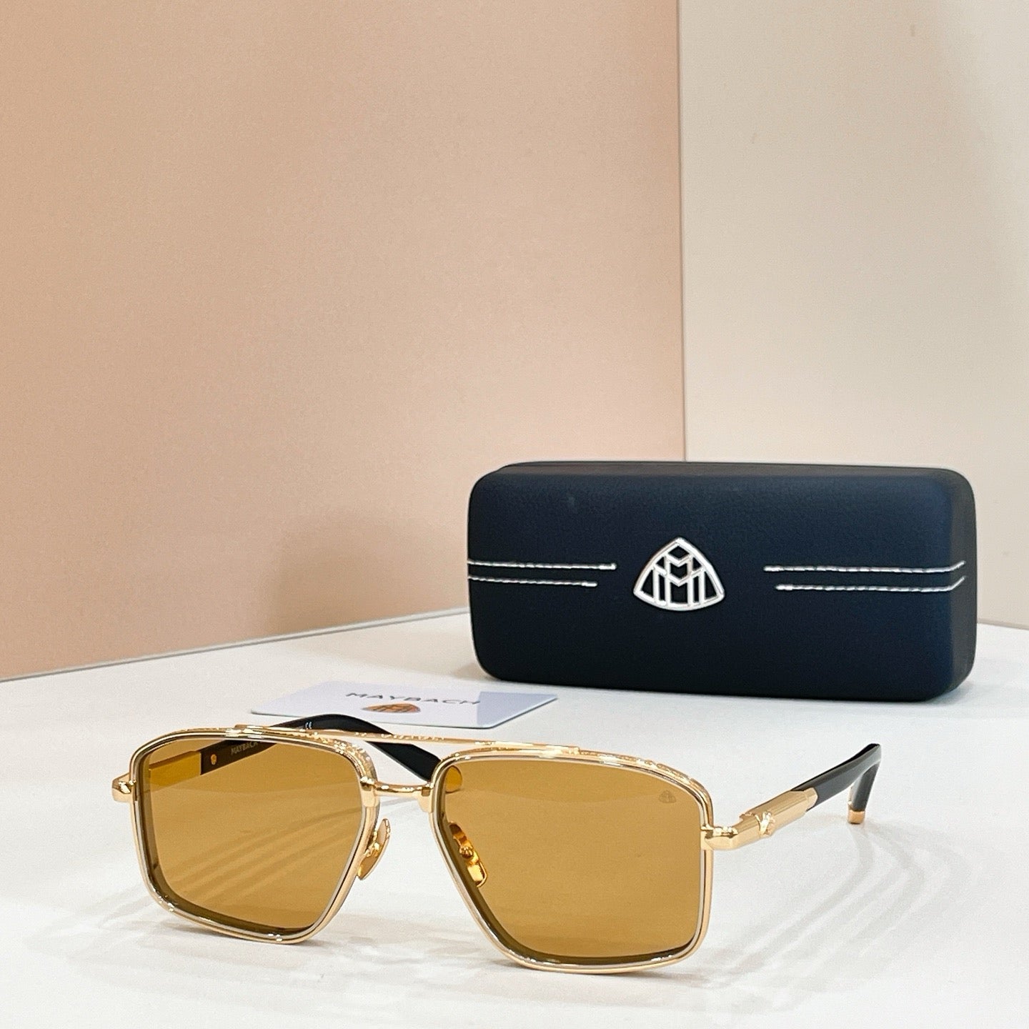Mehrfarbige Sonnenbrille