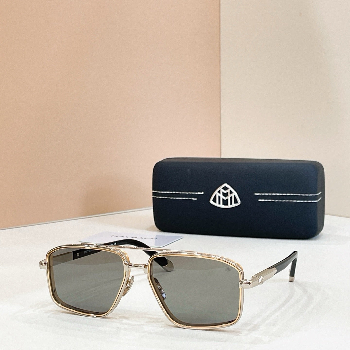 Mehrfarbige Sonnenbrille