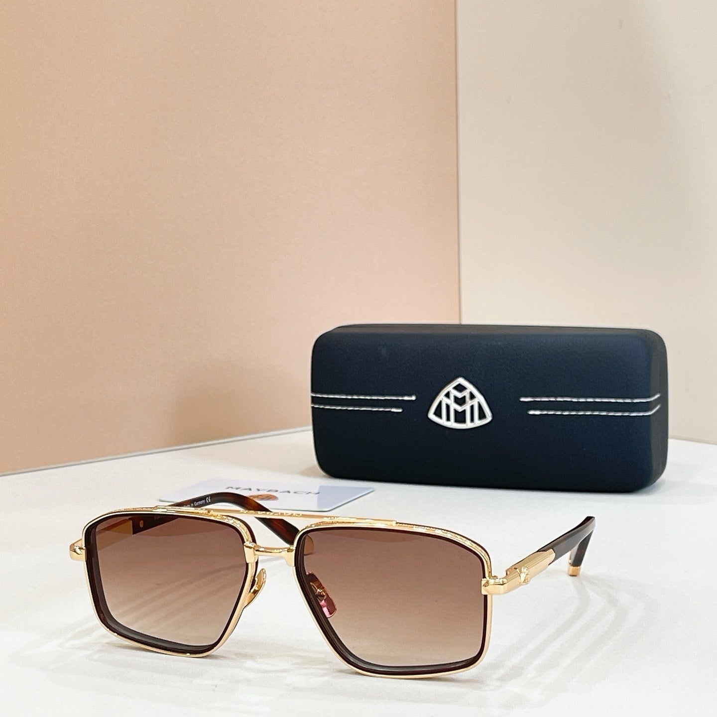 Mehrfarbige Sonnenbrille