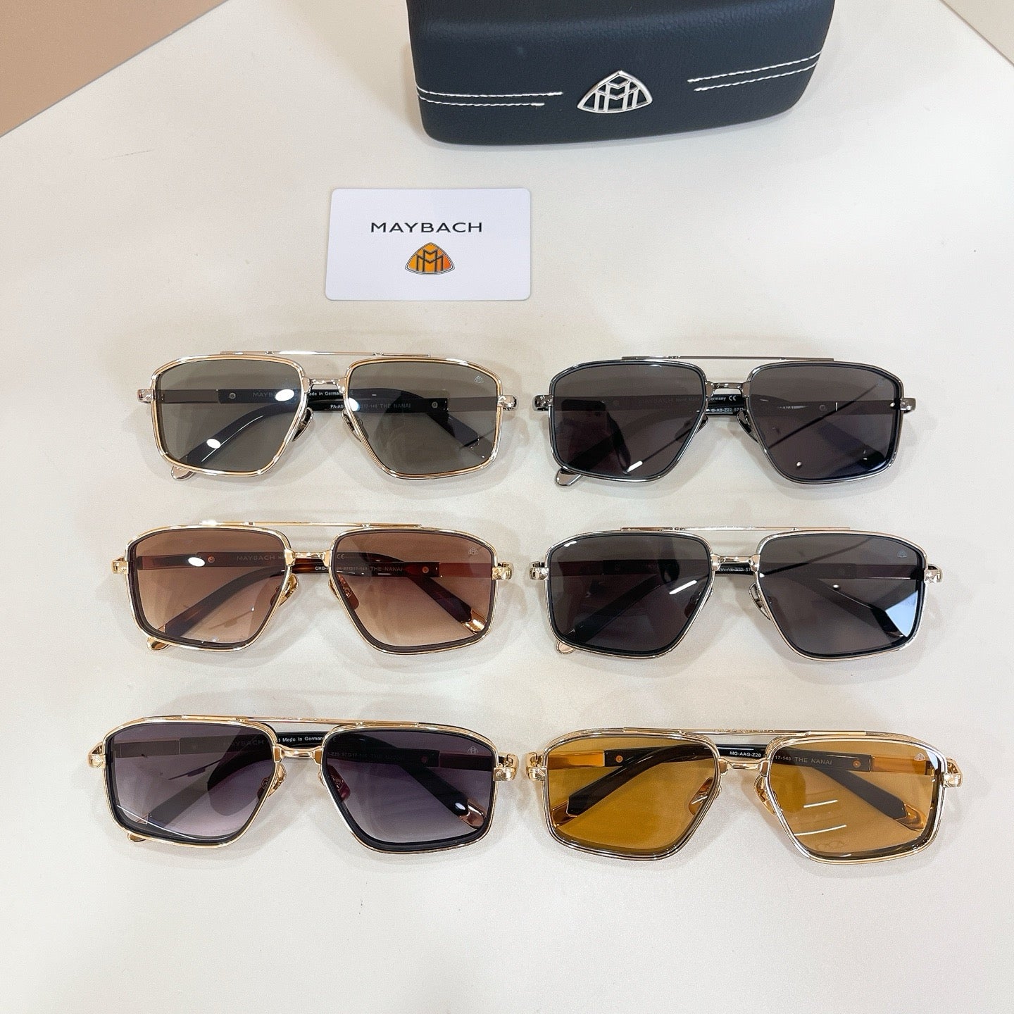Mehrfarbige Sonnenbrille