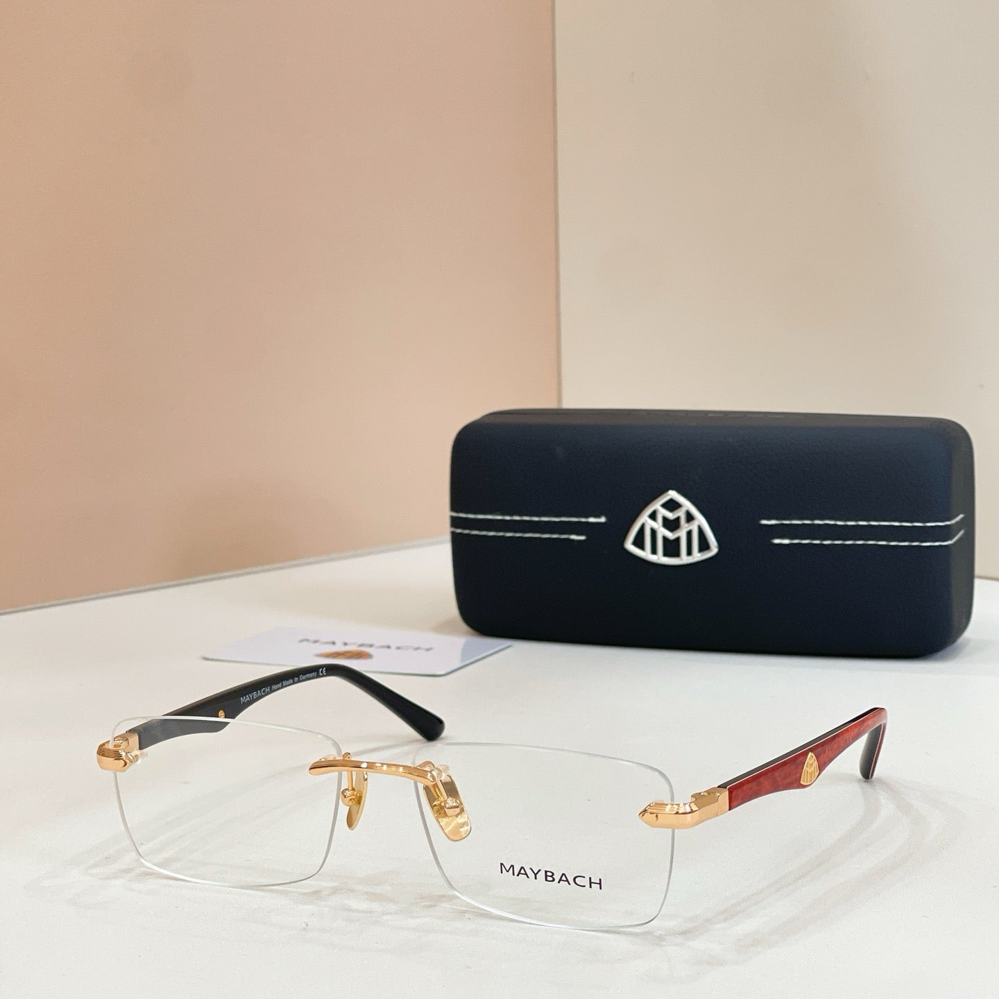 Mehrfarbige Sonnenbrille