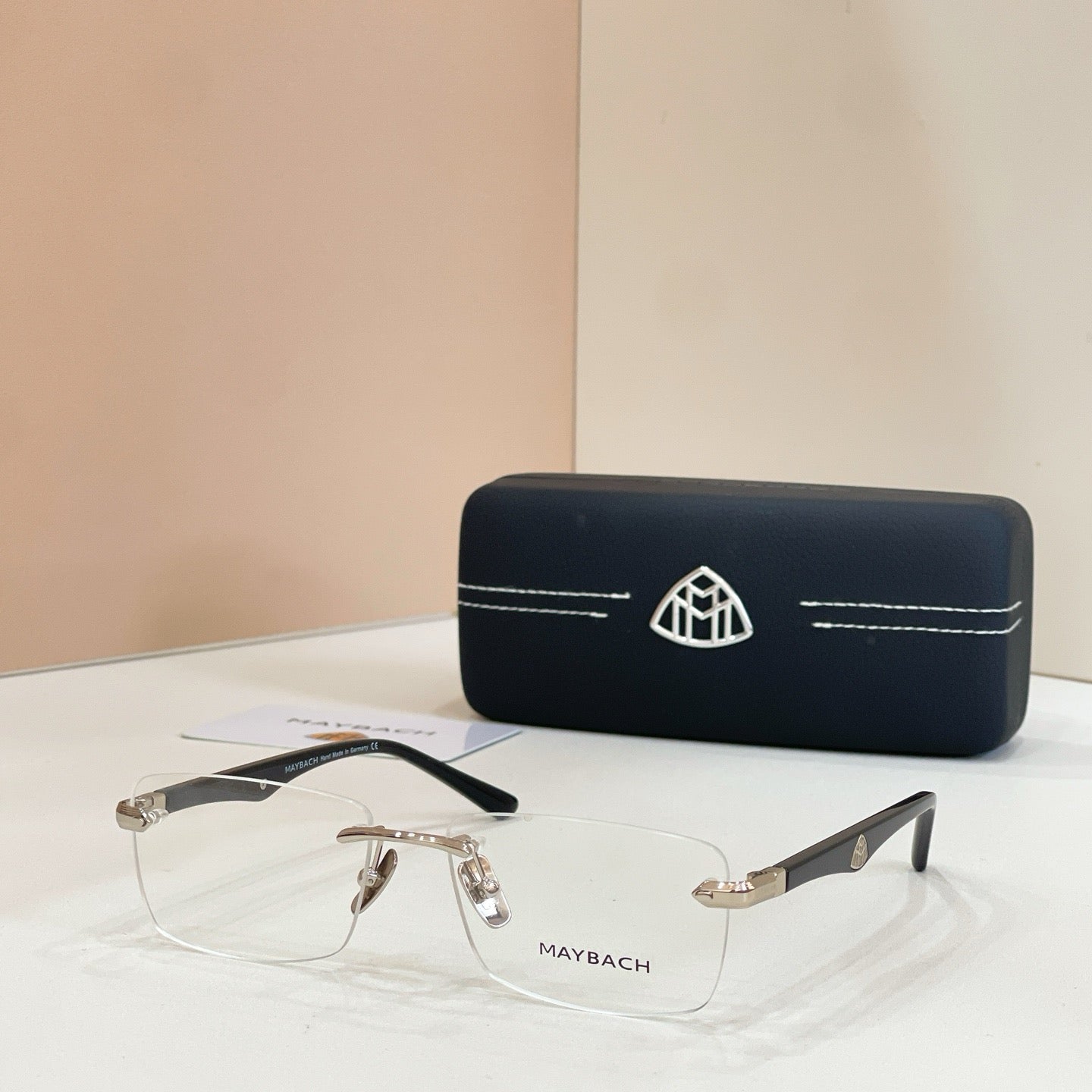 Mehrfarbige Sonnenbrille