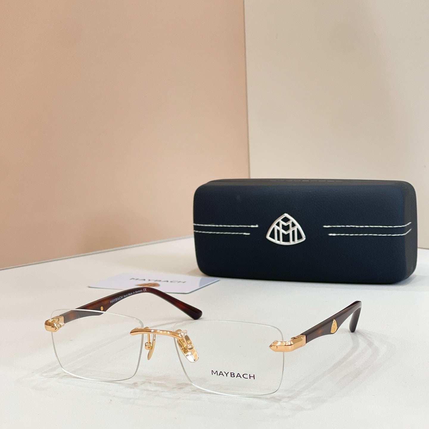 Mehrfarbige Sonnenbrille
