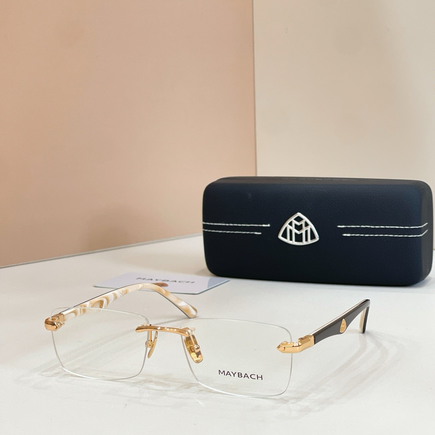Mehrfarbige Sonnenbrille
