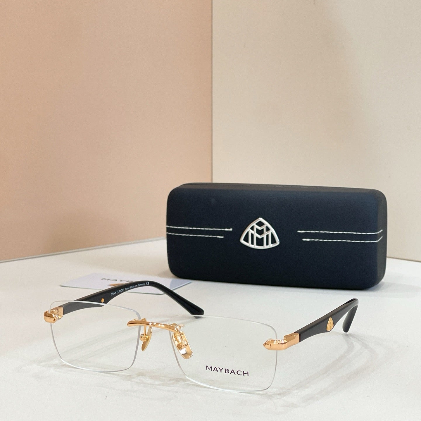Mehrfarbige Sonnenbrille