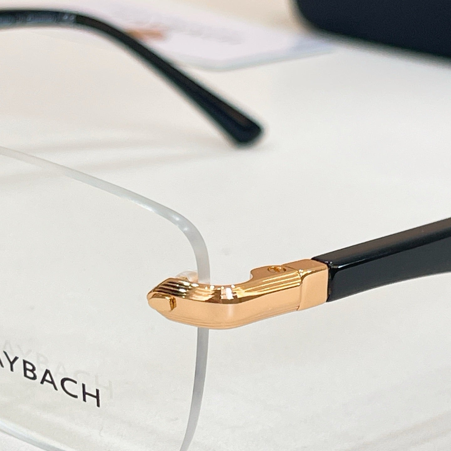 Mehrfarbige Sonnenbrille