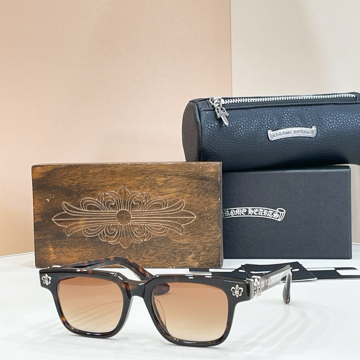 Mehrfarbige Sonnenbrille