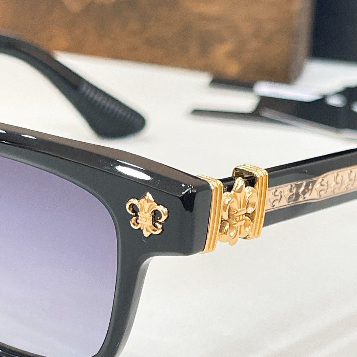 Mehrfarbige Sonnenbrille