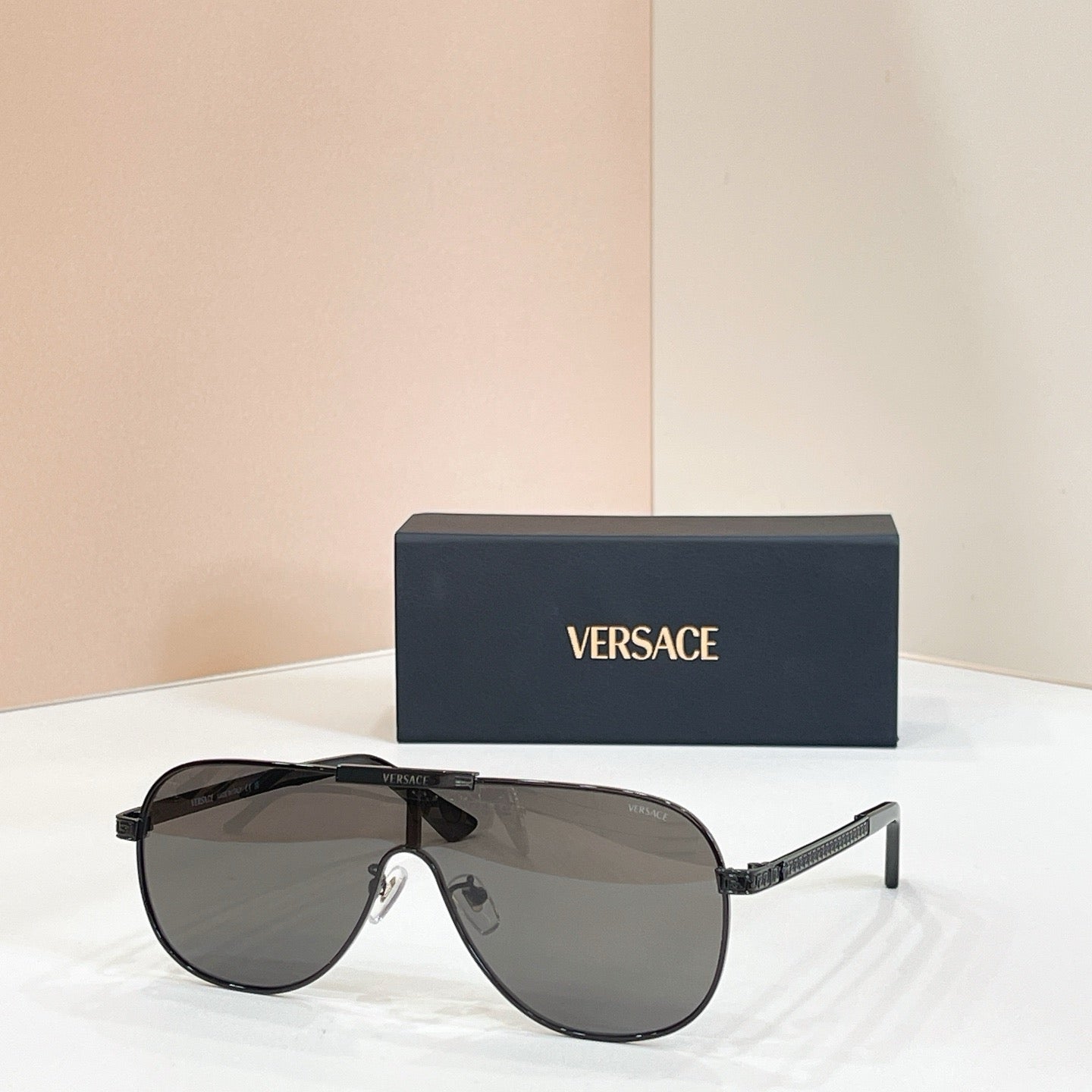 Mehrfarbige Sonnenbrille
