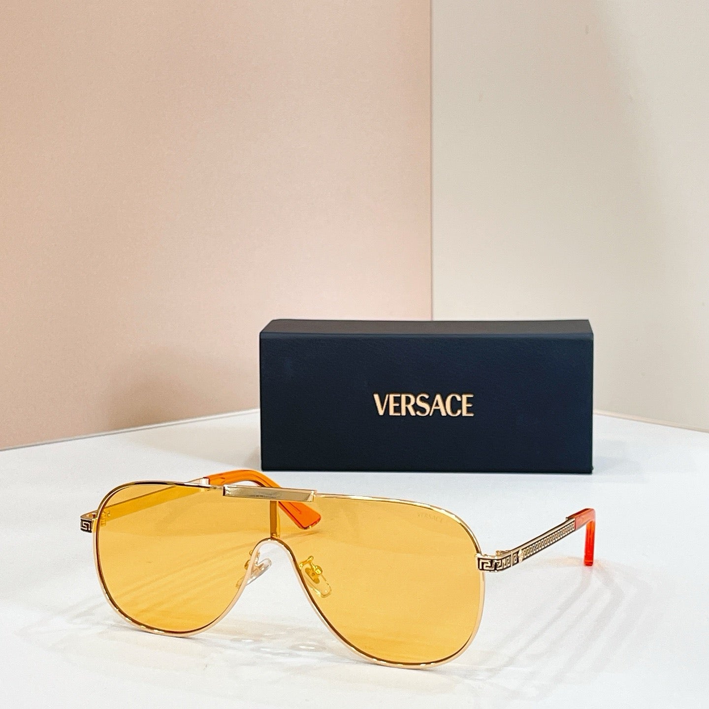 Mehrfarbige Sonnenbrille