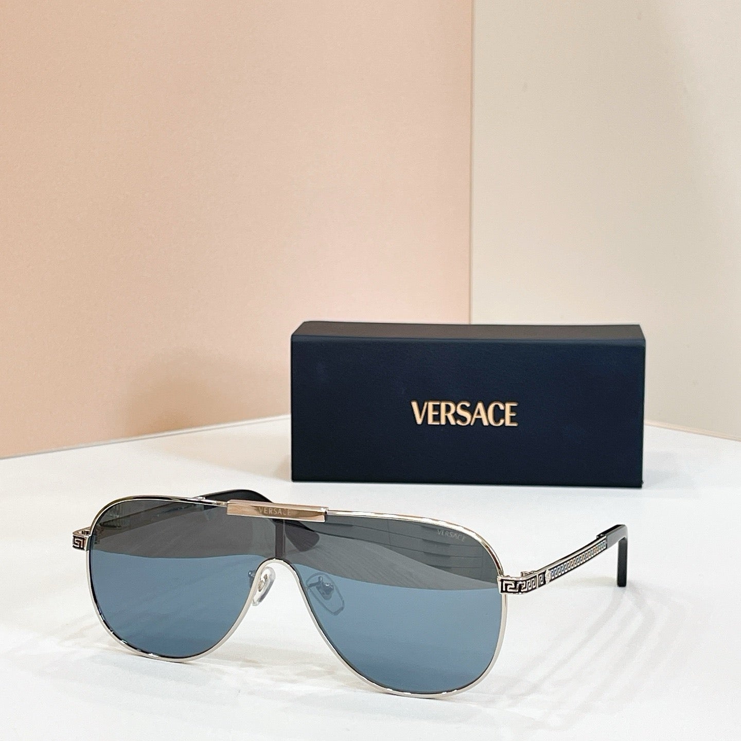 Mehrfarbige Sonnenbrille