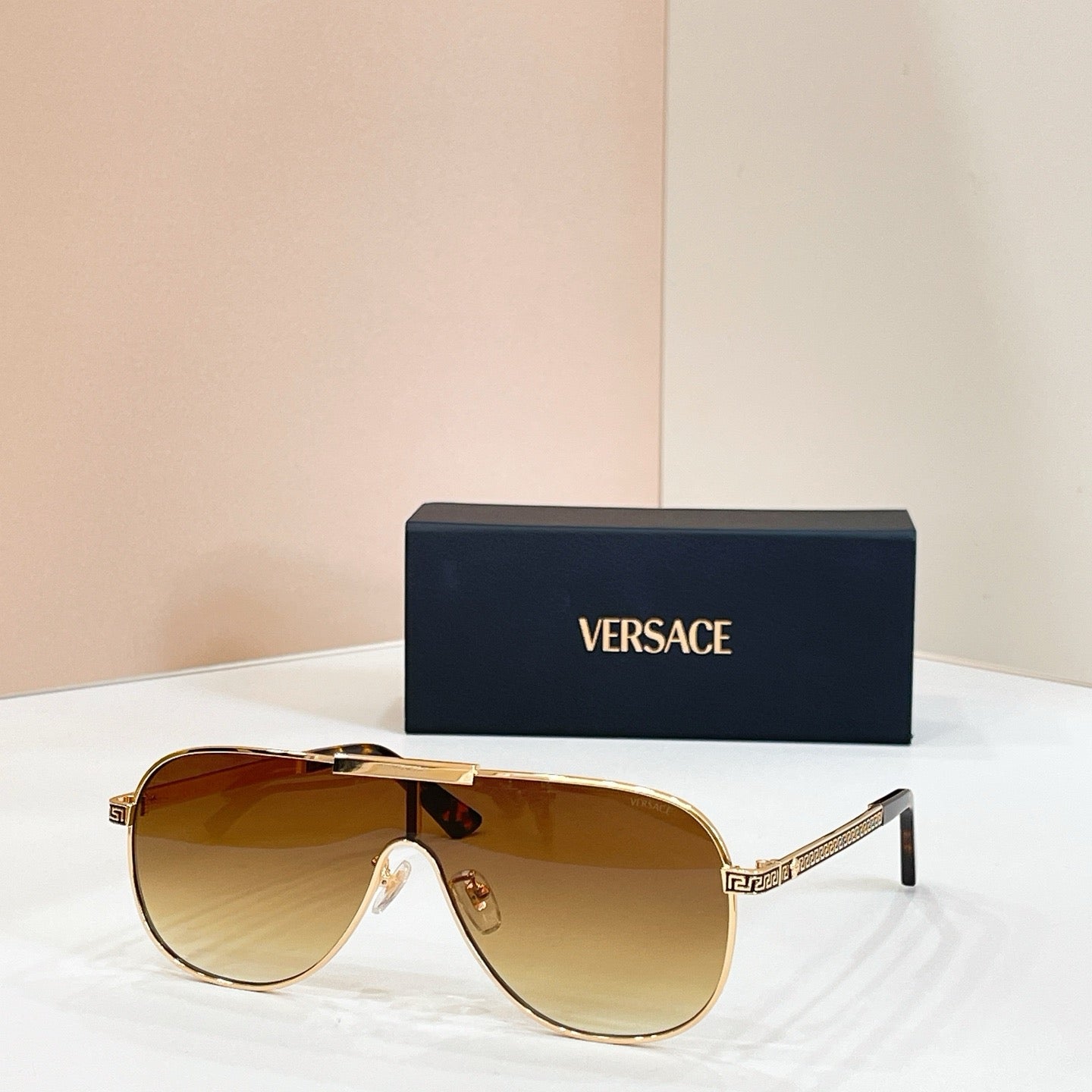 Mehrfarbige Sonnenbrille