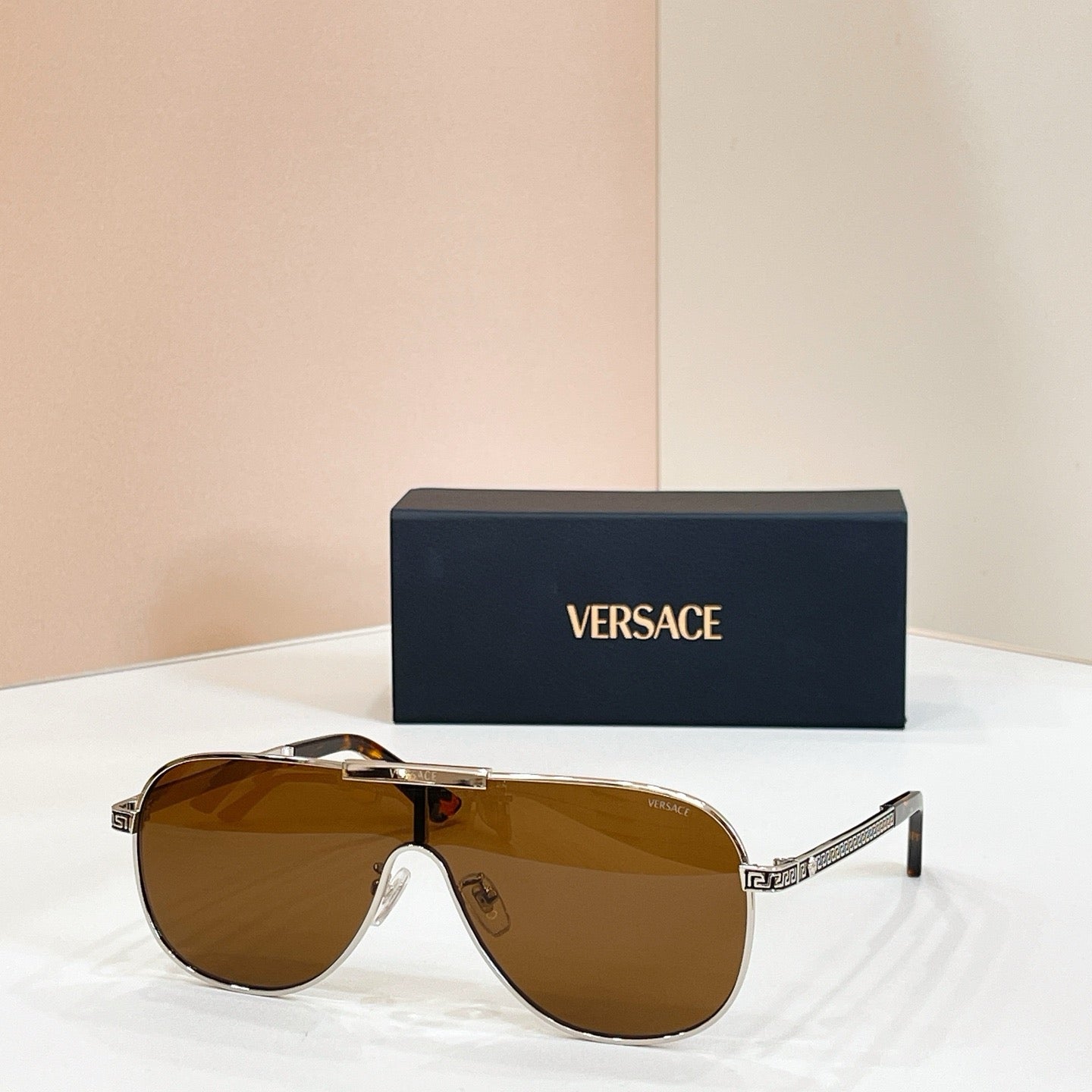 Mehrfarbige Sonnenbrille