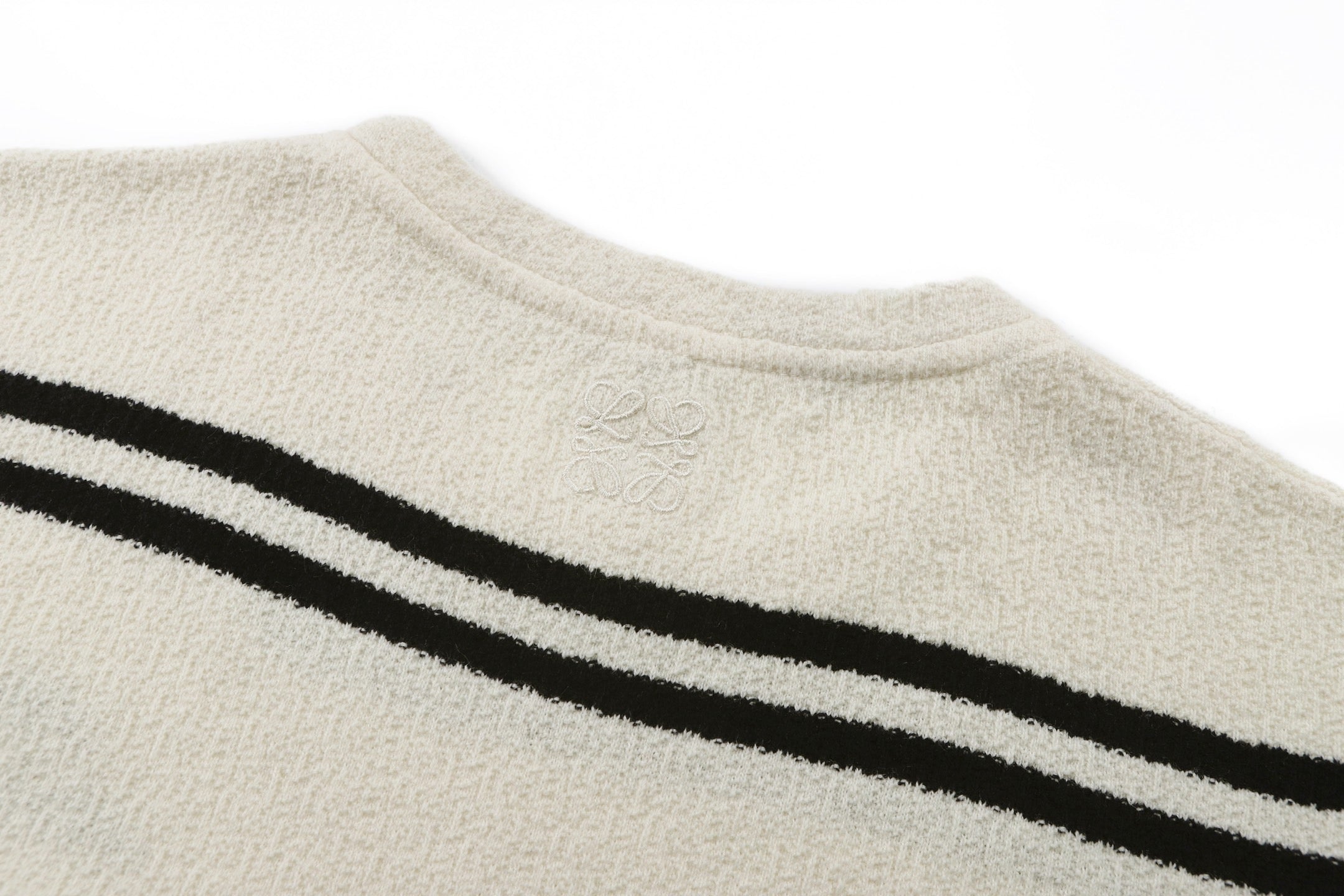 White and Black T-shirt - FashionHype.xyz