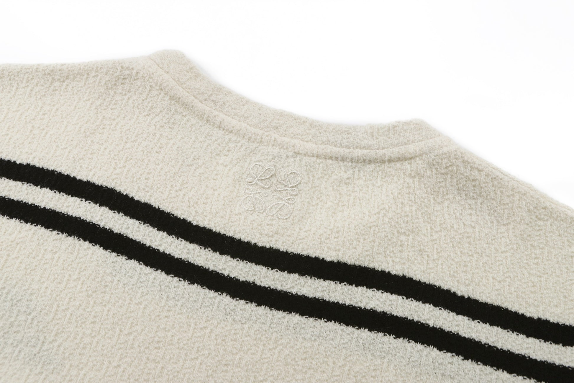 White and Black T-shirt - FashionHype.xyz