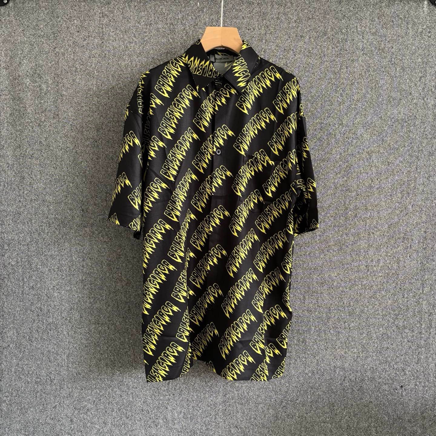 Black yellow T-shirt