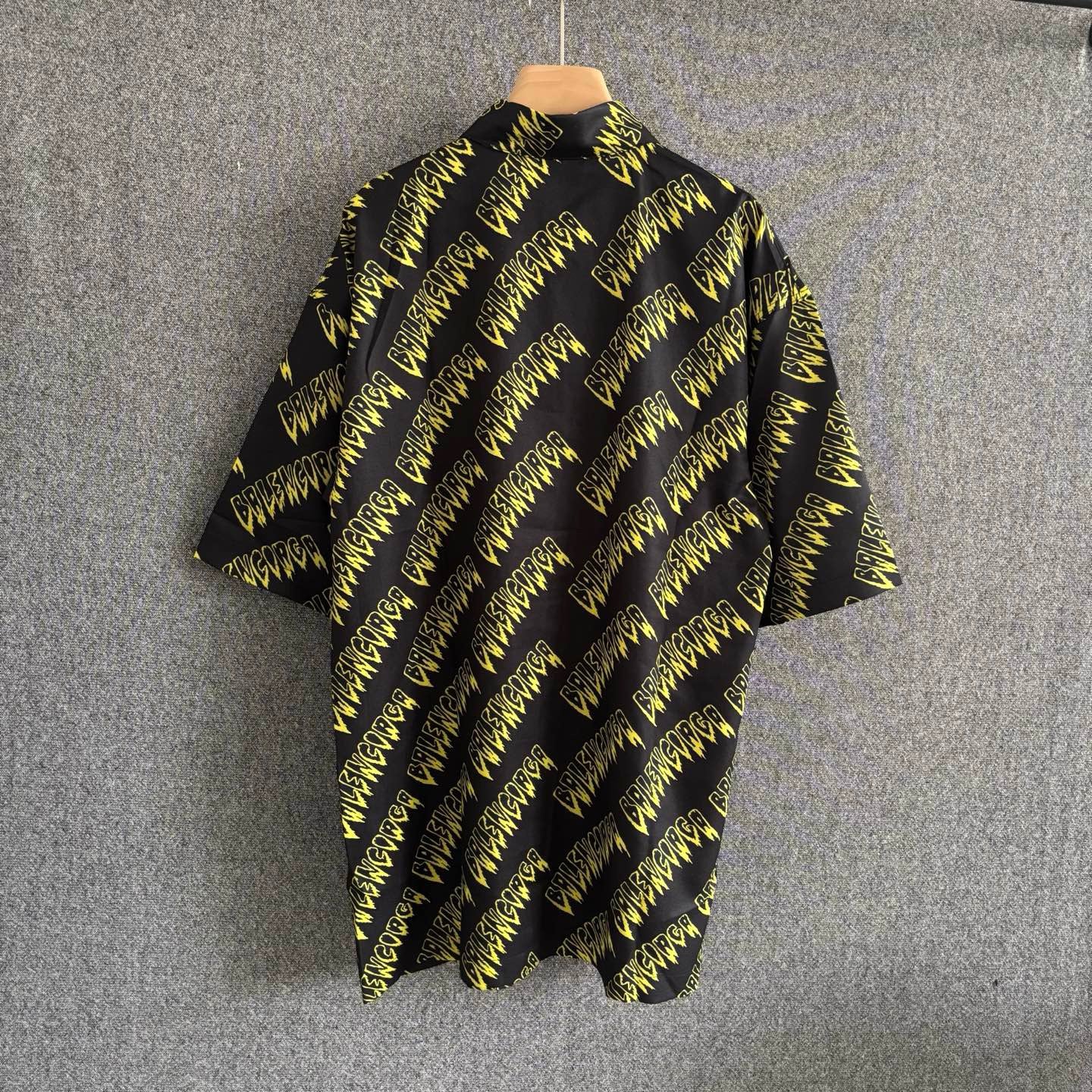 Black yellow T-shirt