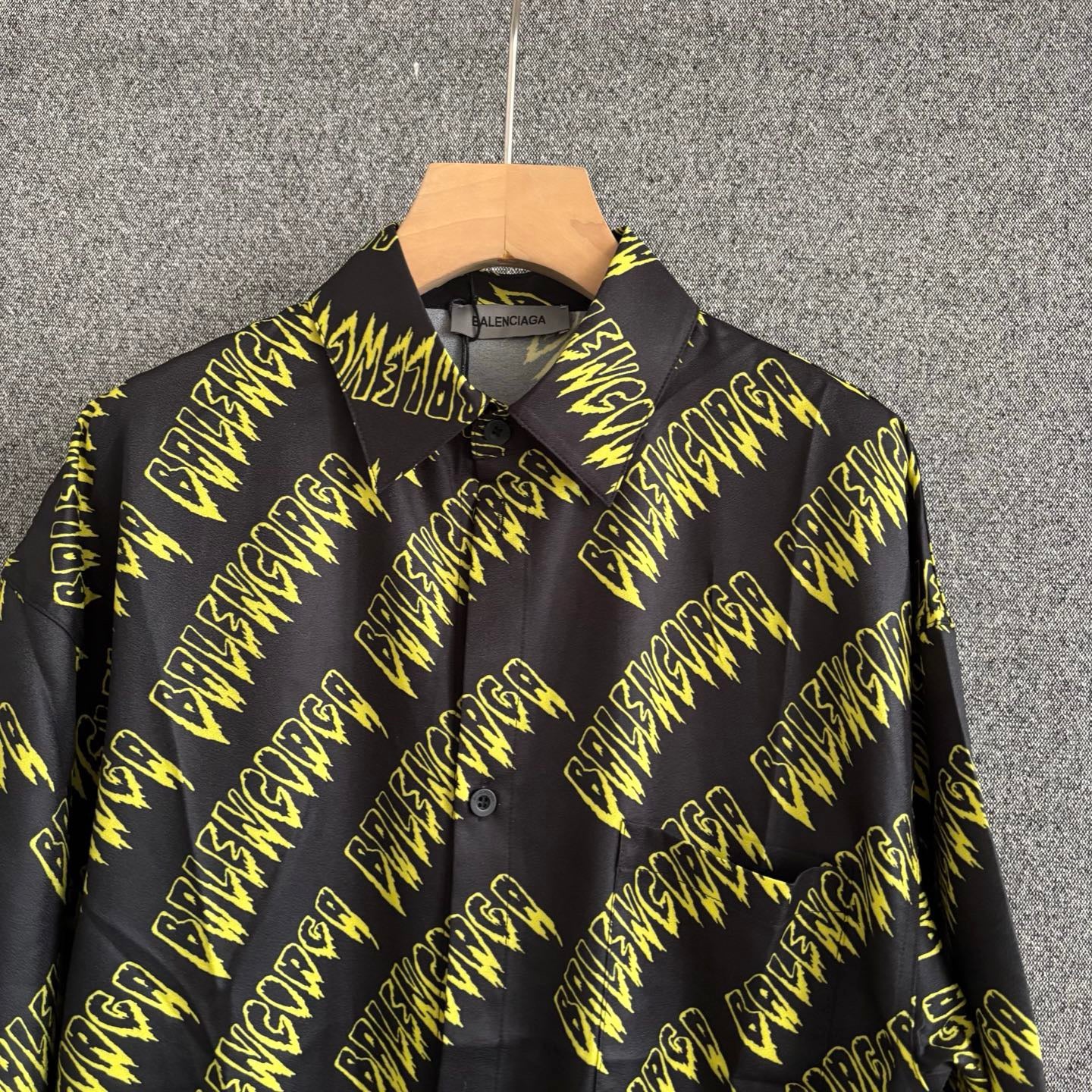 Black yellow T-shirt