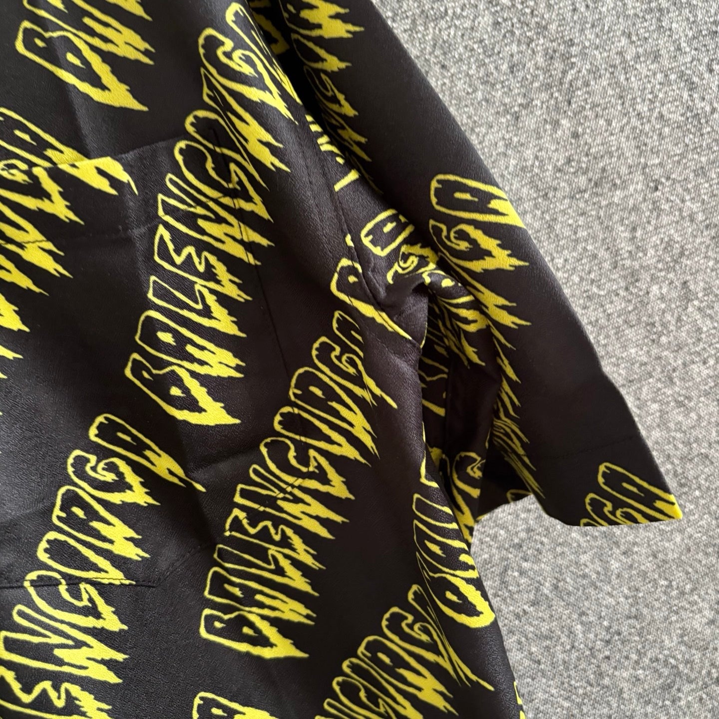Black yellow T-shirt