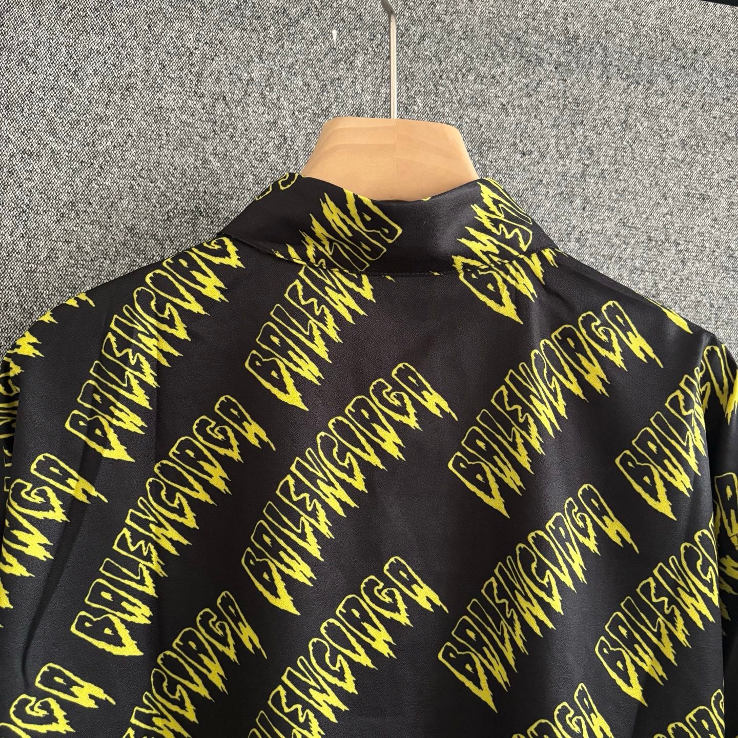 Black yellow T-shirt