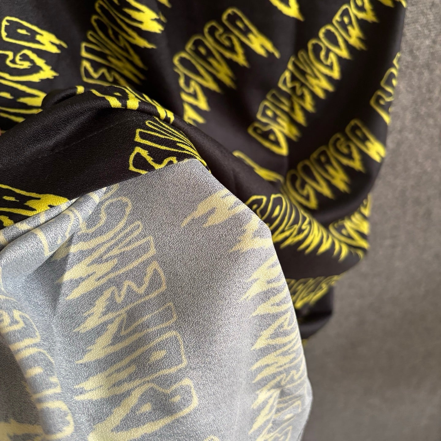Black yellow T-shirt