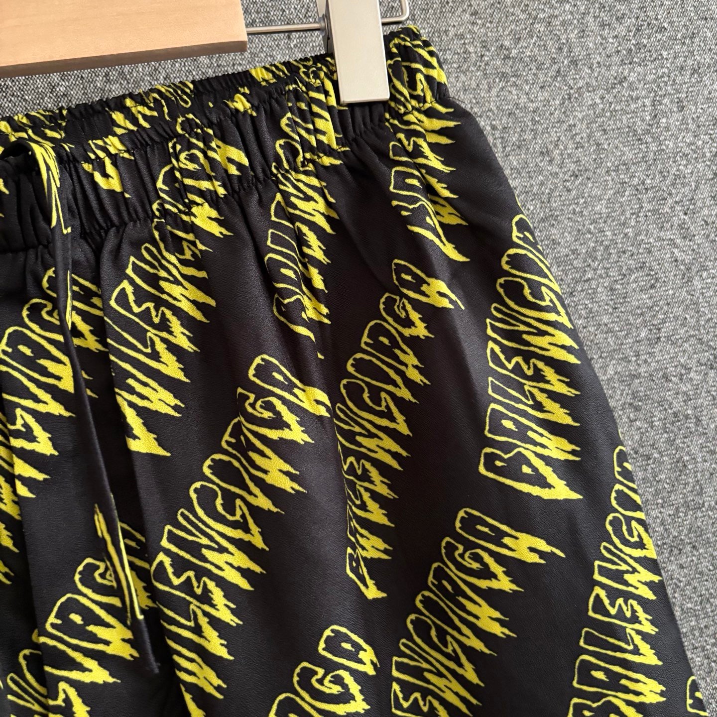 Black yellow Short