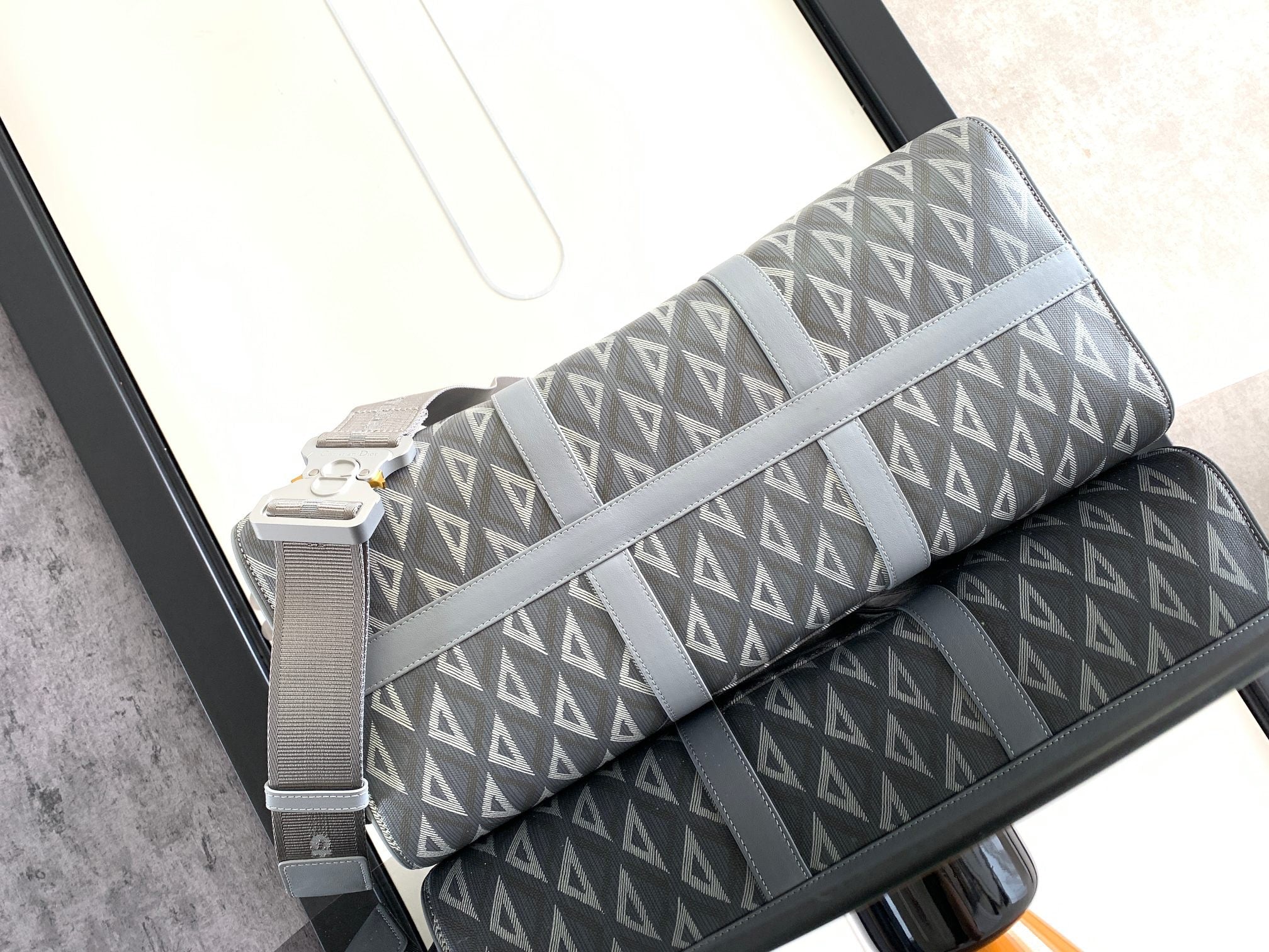 Graue und schwarze Tasche