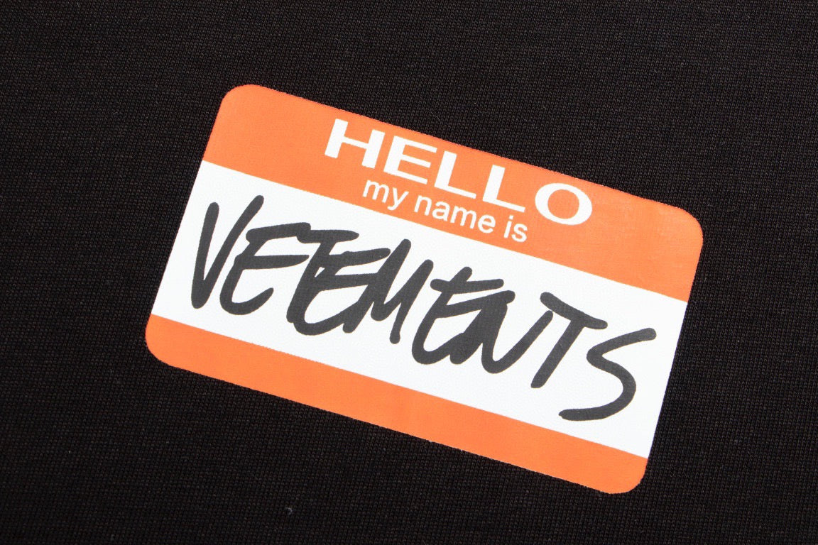 Schwarz-weißes T-Shirt