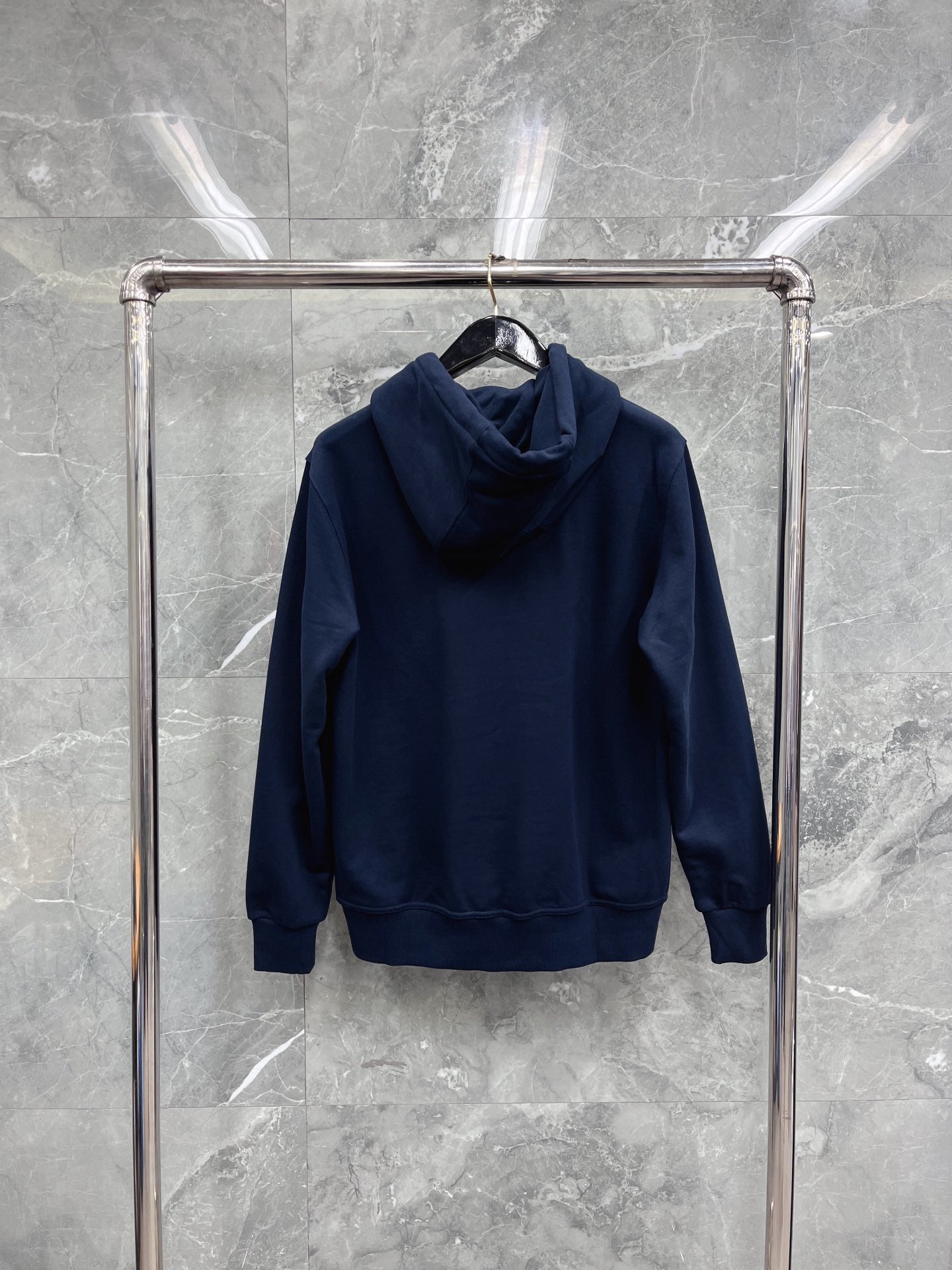 Schwarze, blaue und graue Jacke