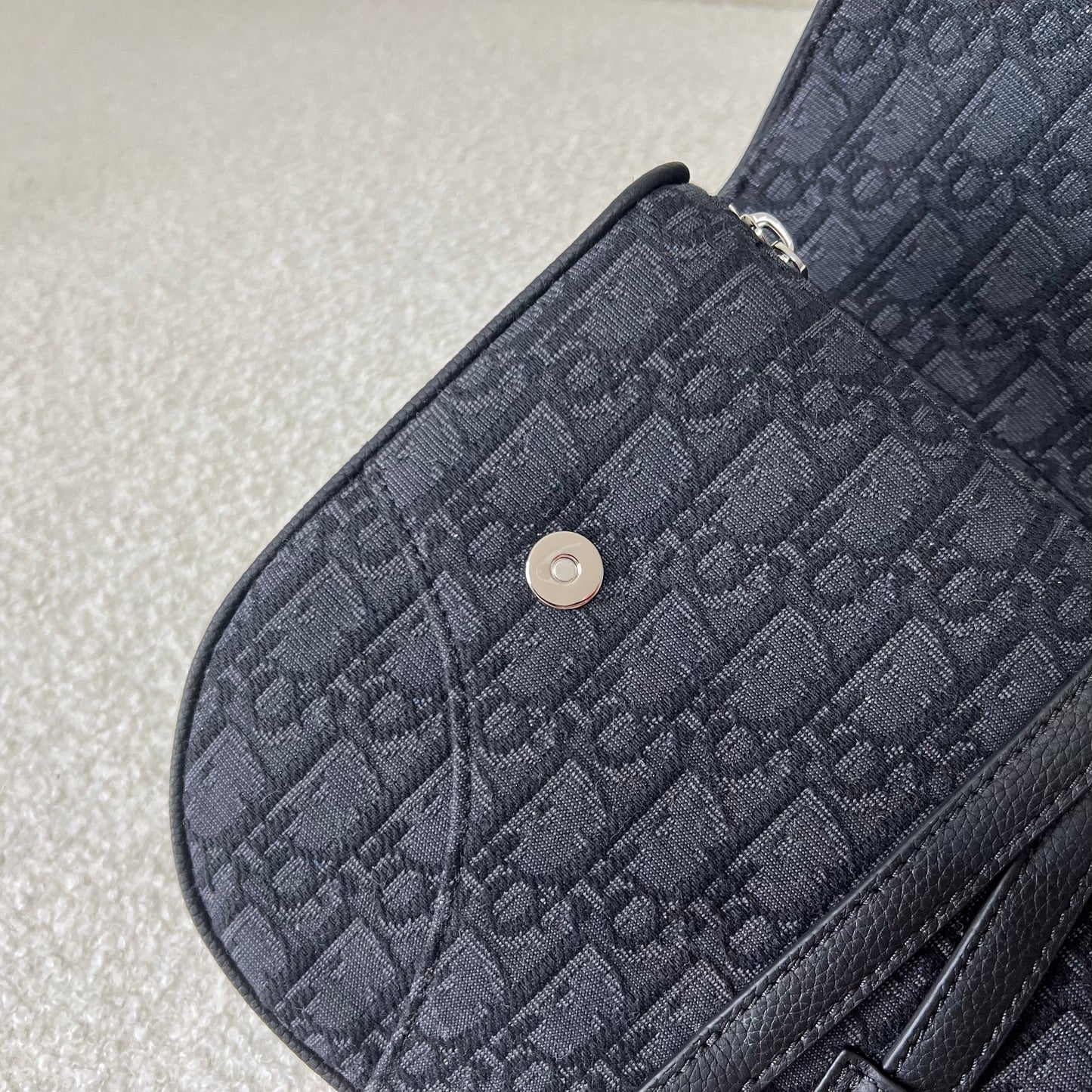 Blaue und schwarzgraue Tasche