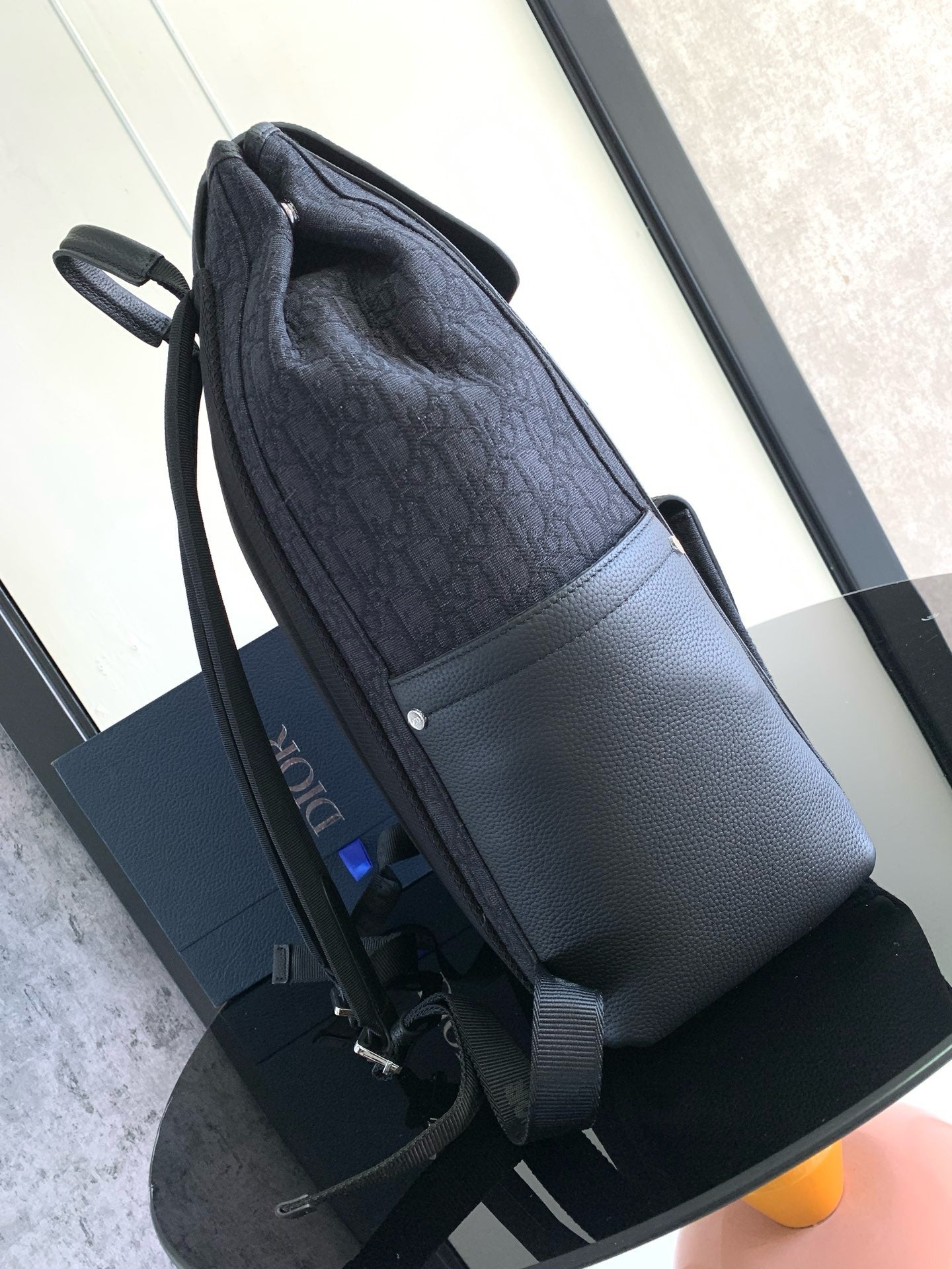 Aprikosen- und schwarze Tasche