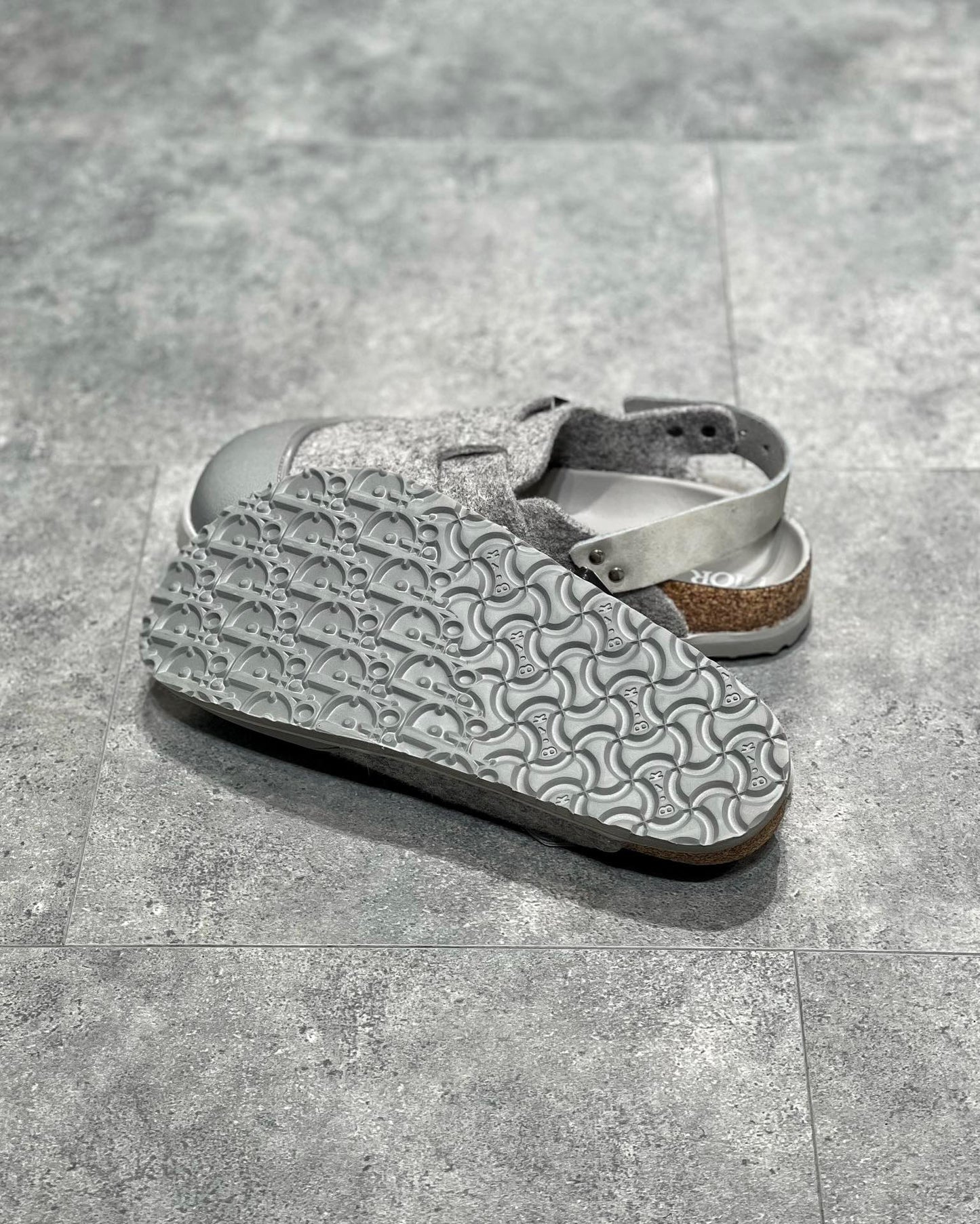 أحذية باللون الأسود والرمادي والأبيض العاجي