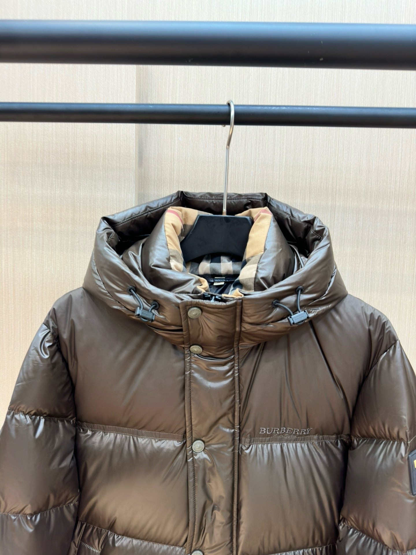 Schwarze und dunkelblaue Jacke