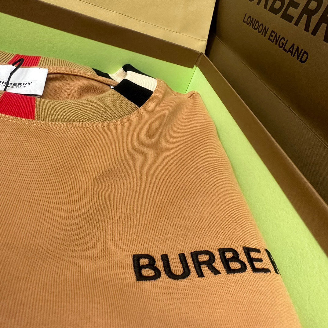 Schwarzes, khakifarbenes und weißes T-Shirt