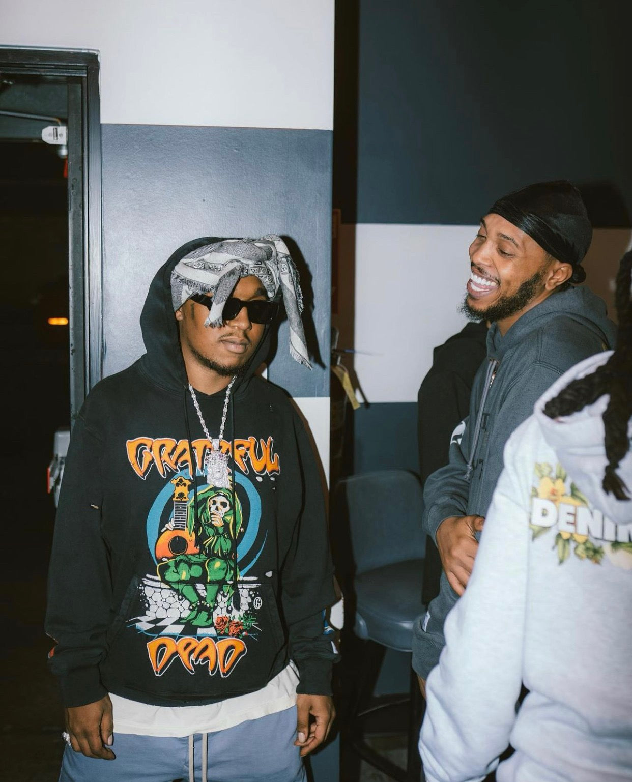 Schwarzgrauer Hoodie