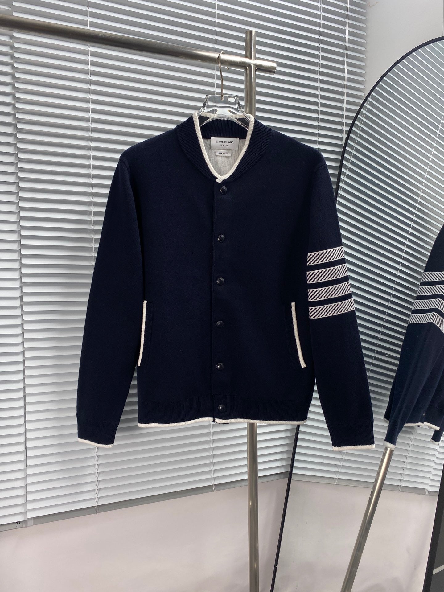 Blaue und graue Jacke