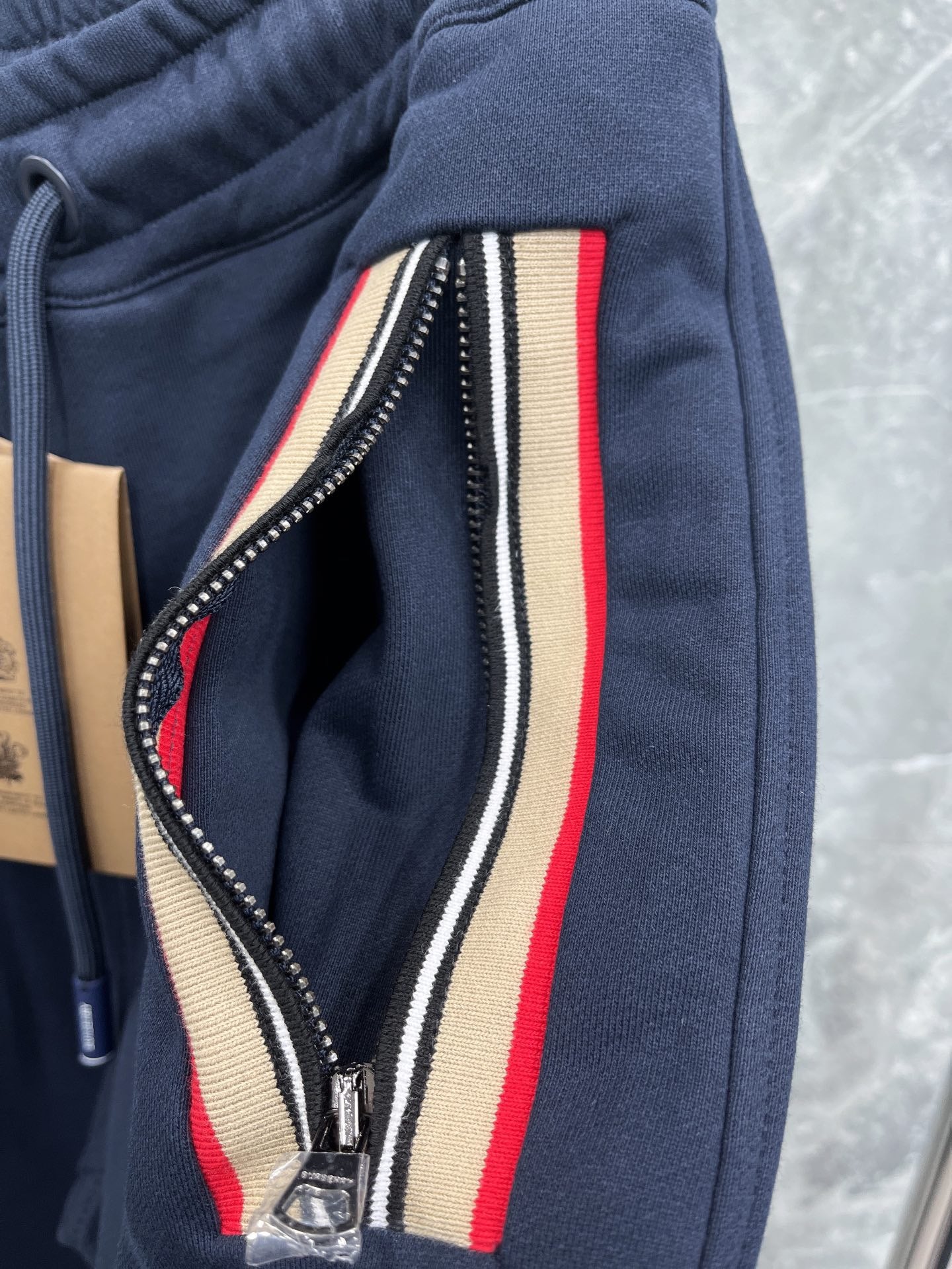 Schwarze, blaue und graue Hose