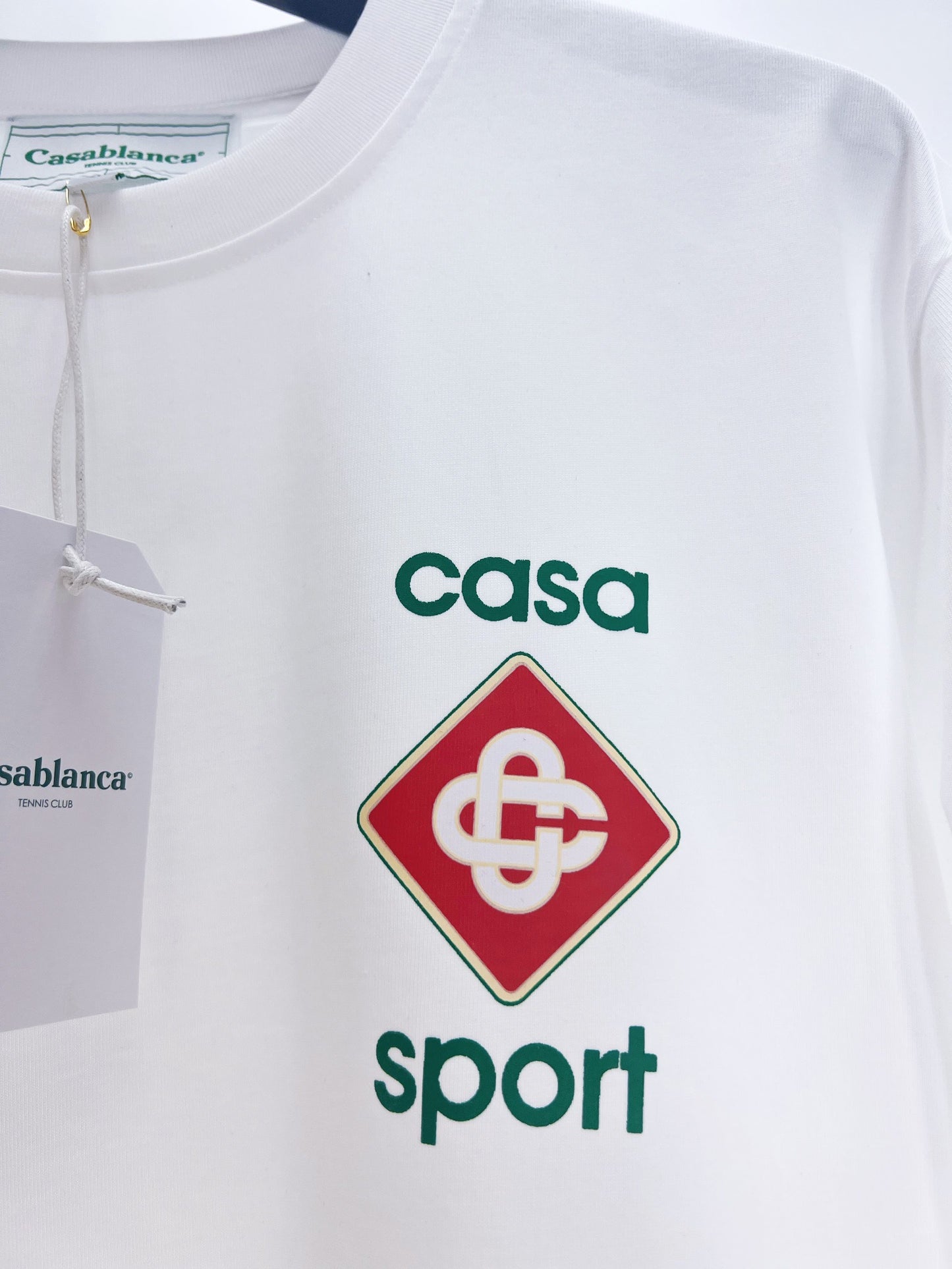 Dunkelblaues und weißes T-Shirt