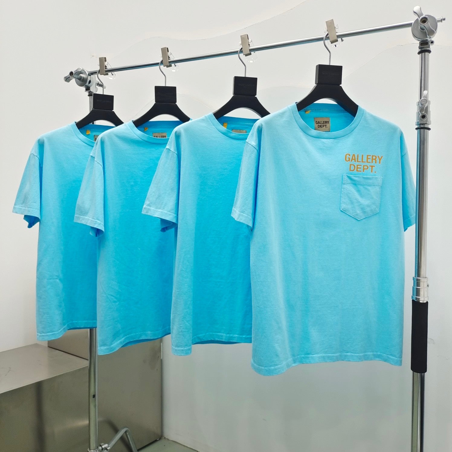 T-Shirt in Seeblau und Off-White