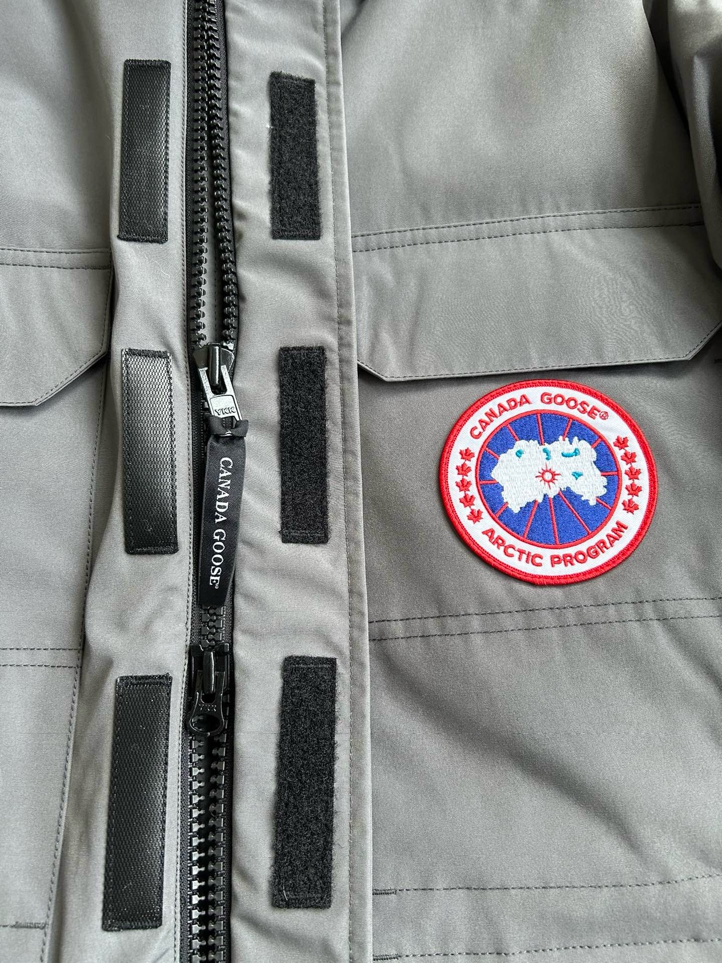 Weiße, graue, rote und schwarze Jacke