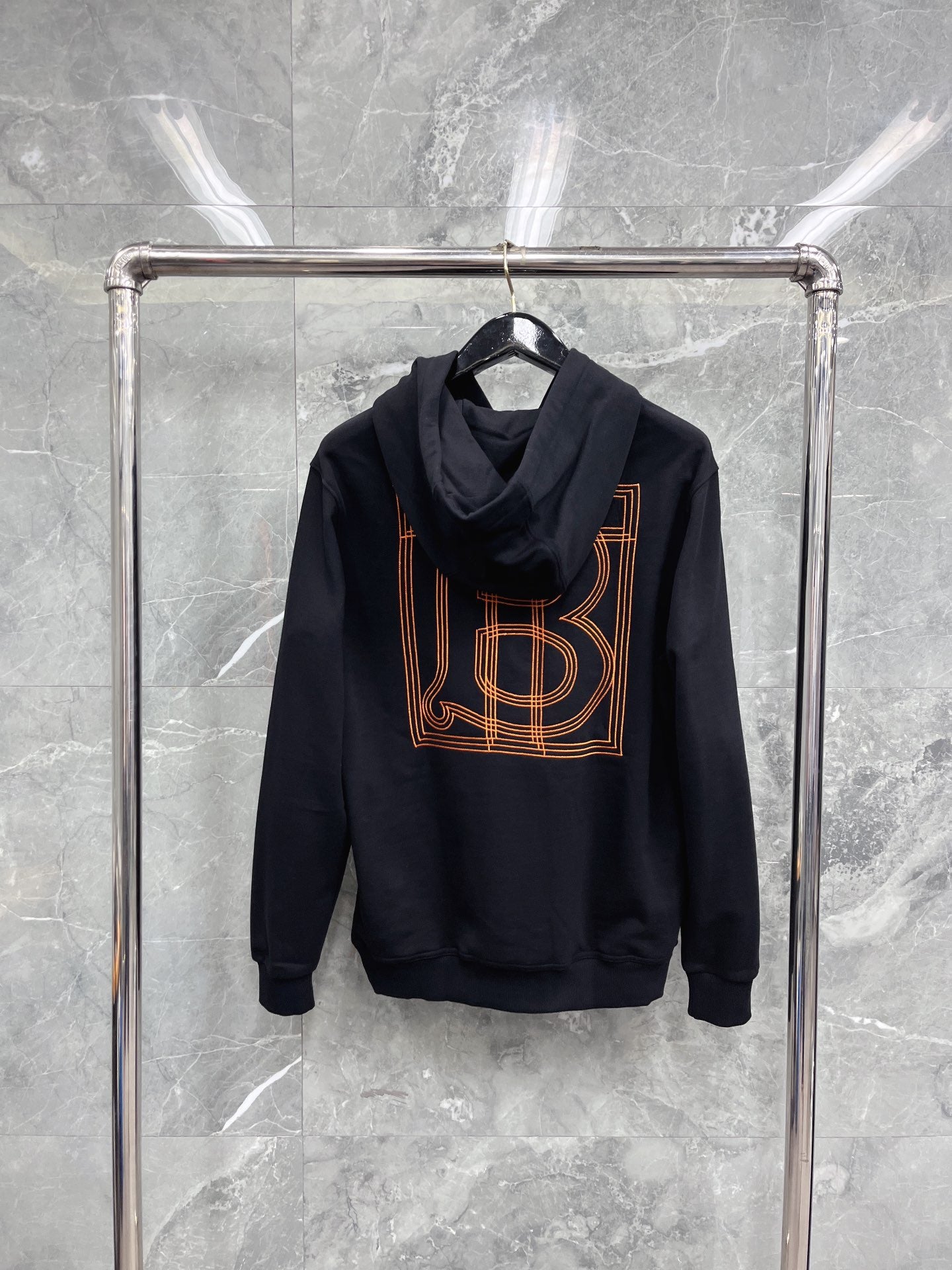 Schwarzer, dunkelblauer und orangefarbener Hoodie