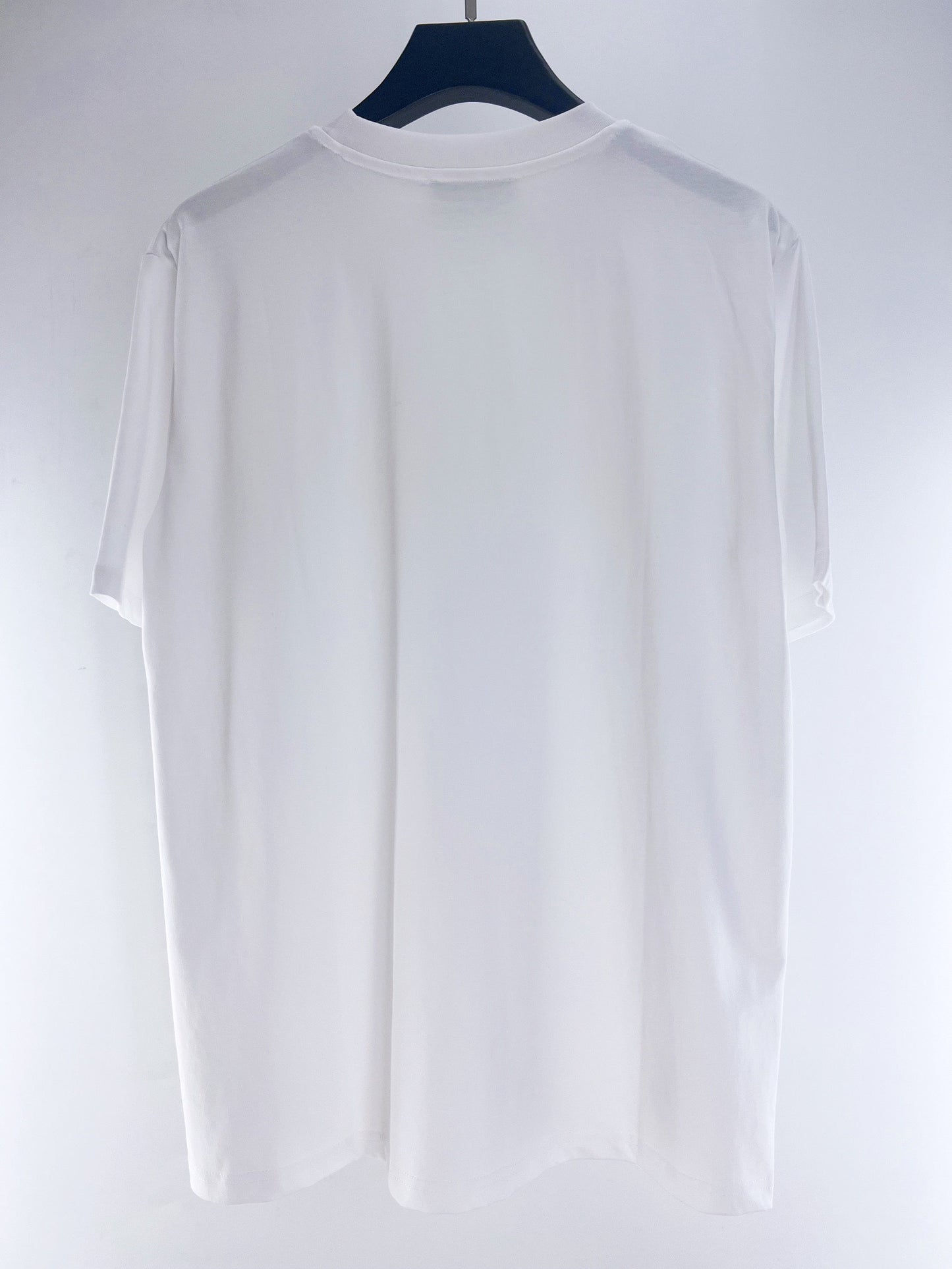 Camiseta azul y blanca