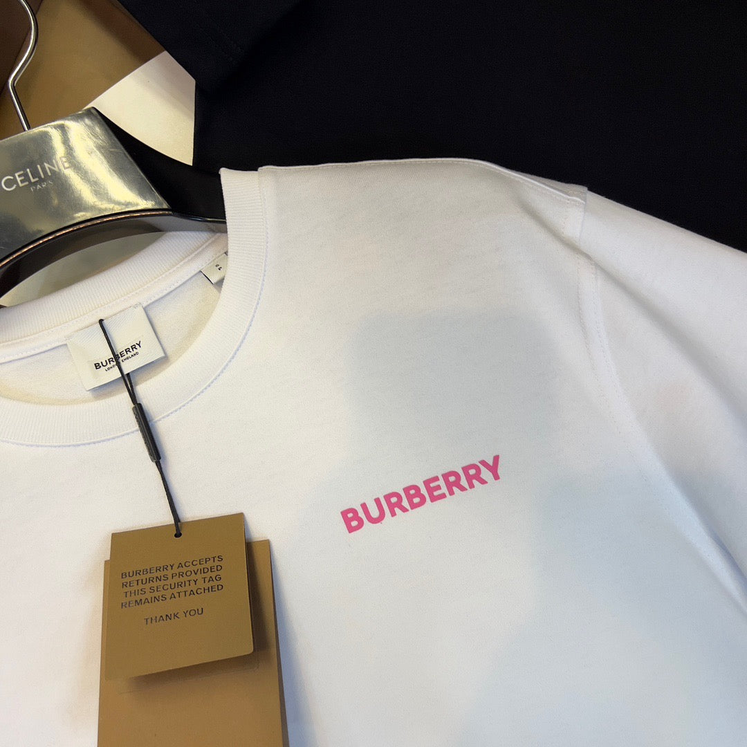 Schwarz-weißes T-Shirt