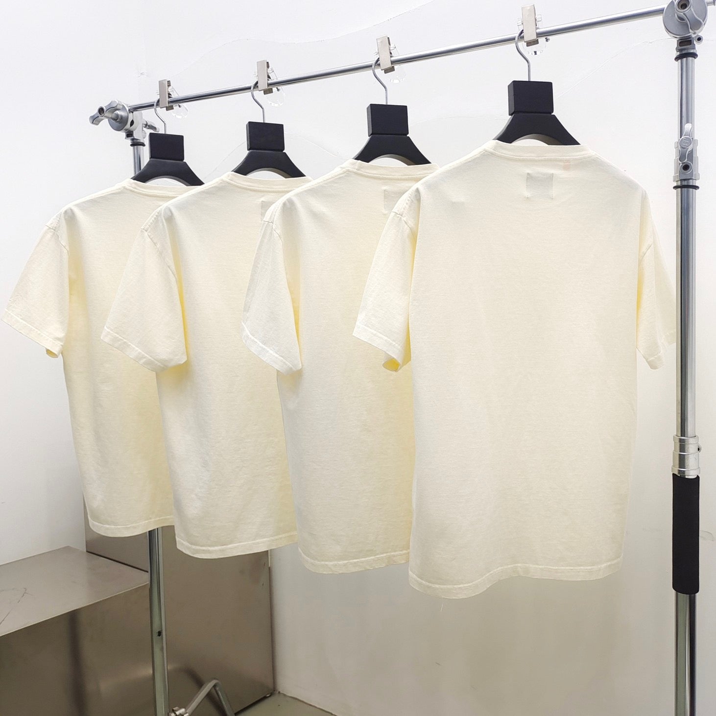 T-Shirt in Seeblau und Off-White