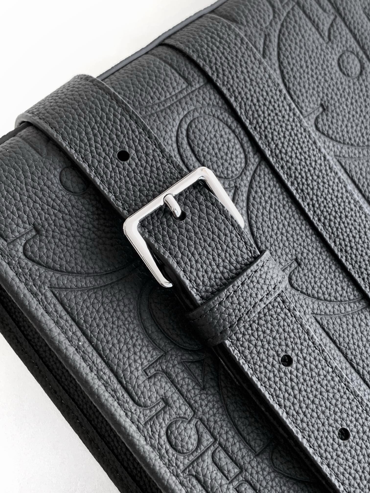 Graublaue und schwarze Tasche