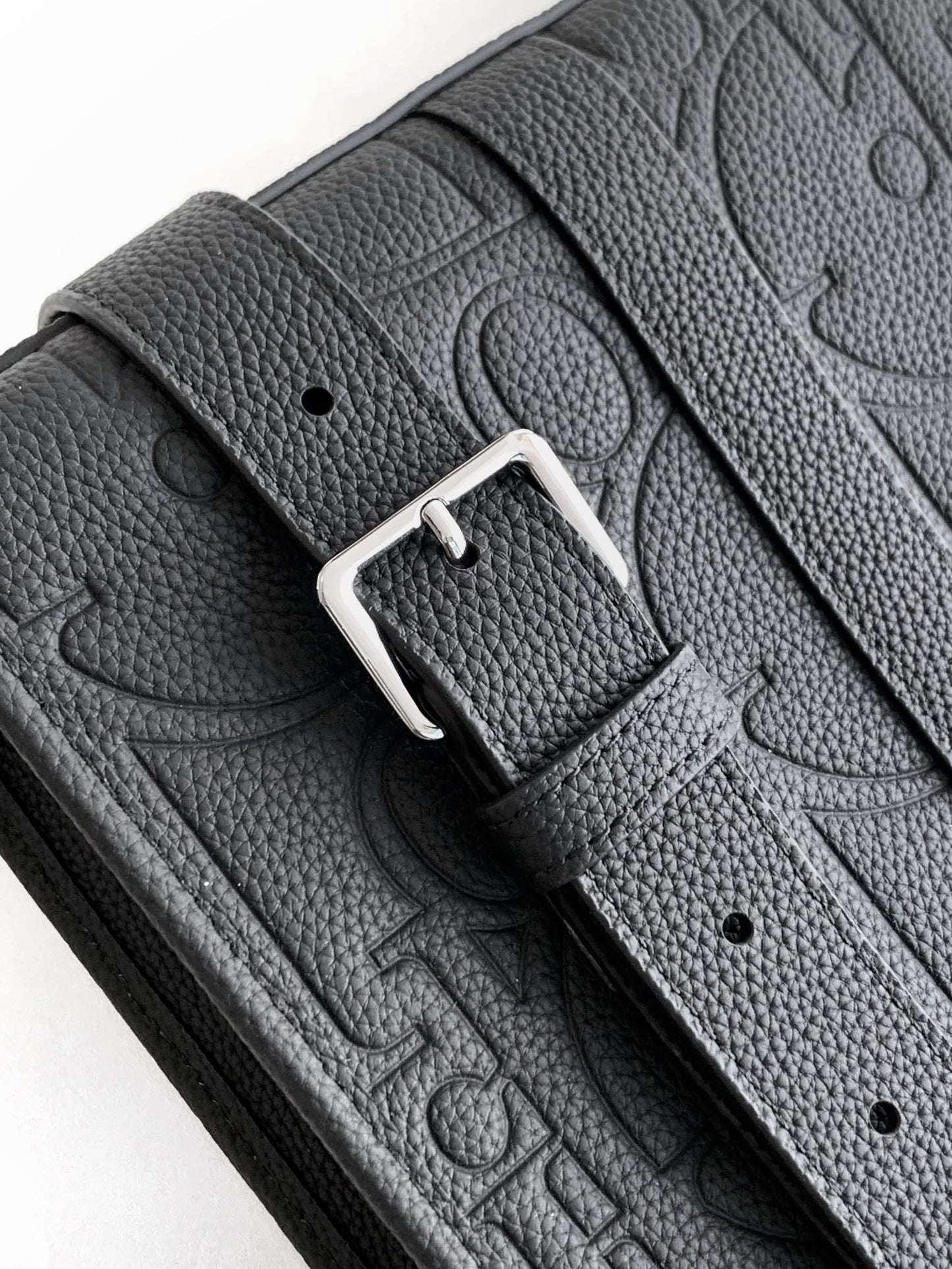 Graublaue und schwarze Tasche