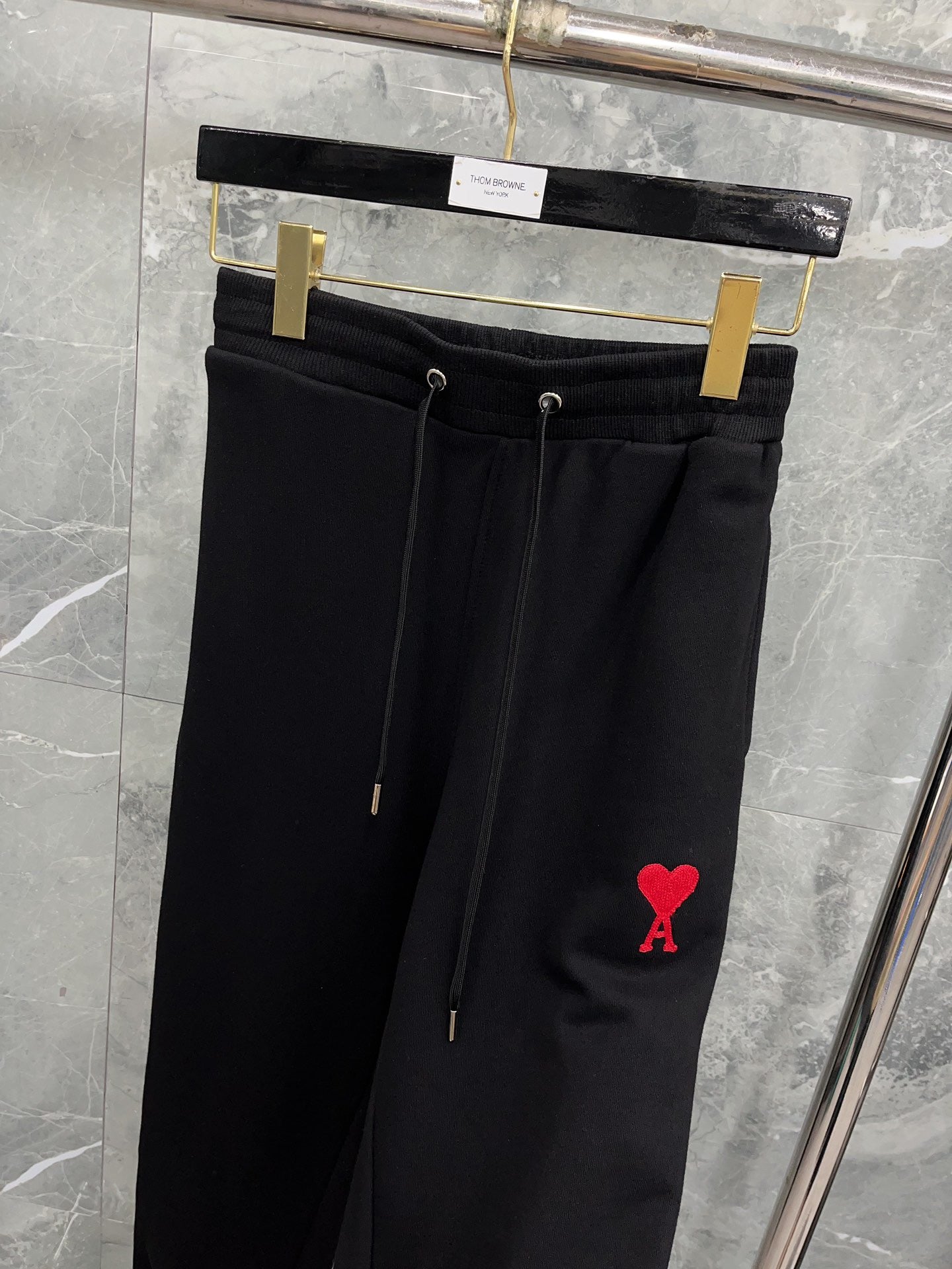 بنطال أسود ورمادي وأبيض